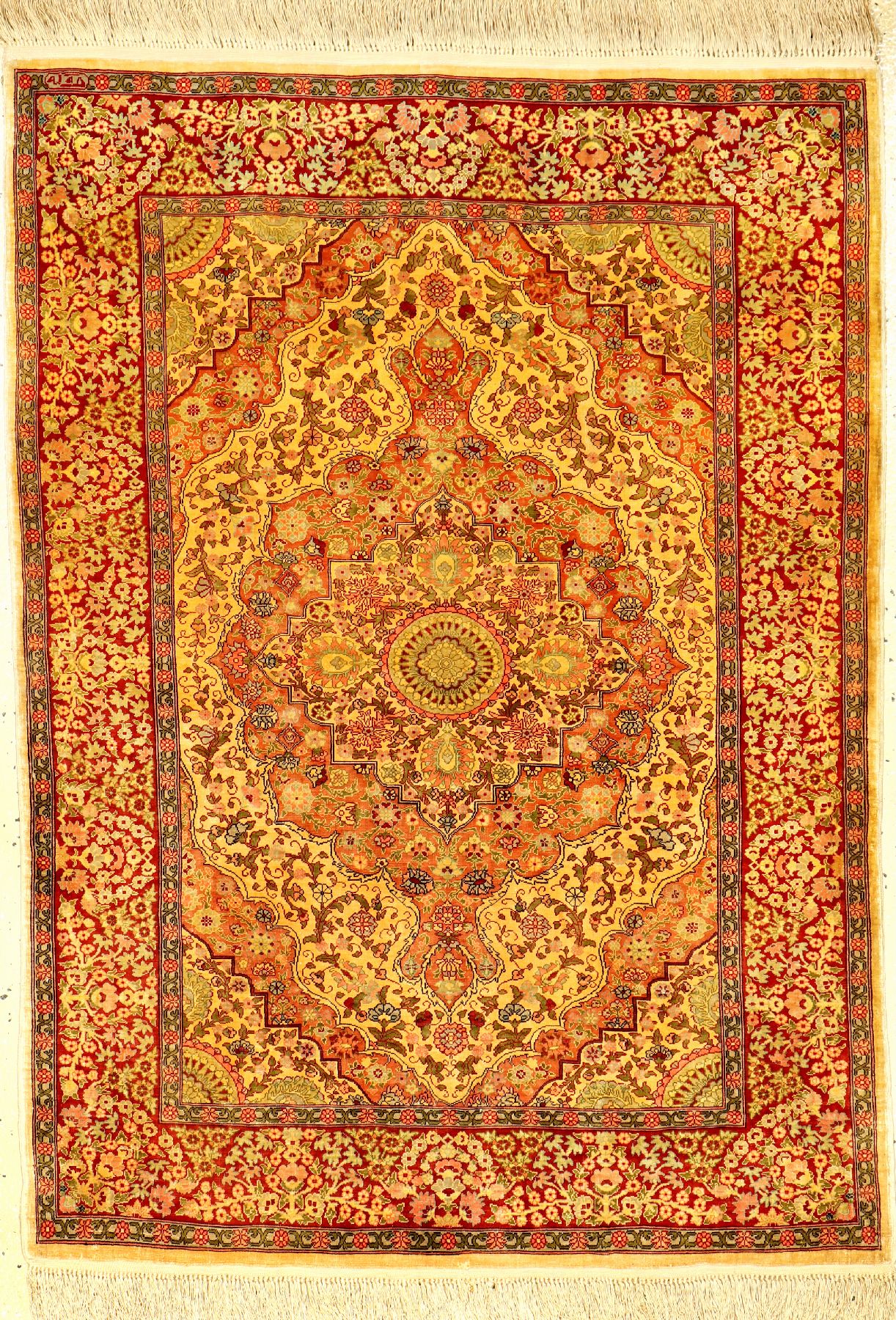 Feiner Seiden Hereke alt (Signiert), Türkei, um 1960, reine Naturseide. Edler Seiden Hereke mit Medaillon Design, ca. 107 x 76 cm, EHZ: 2.