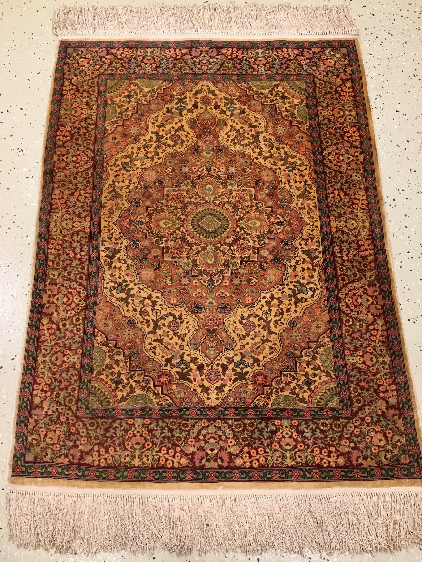 Detail a: Feiner Seiden Hereke alt (Signiert), Türkei, um 1960, reine Naturseide. Edler Seiden Hereke mit Medaillon Design, ca. 107 x 76 cm, EHZ: 2.