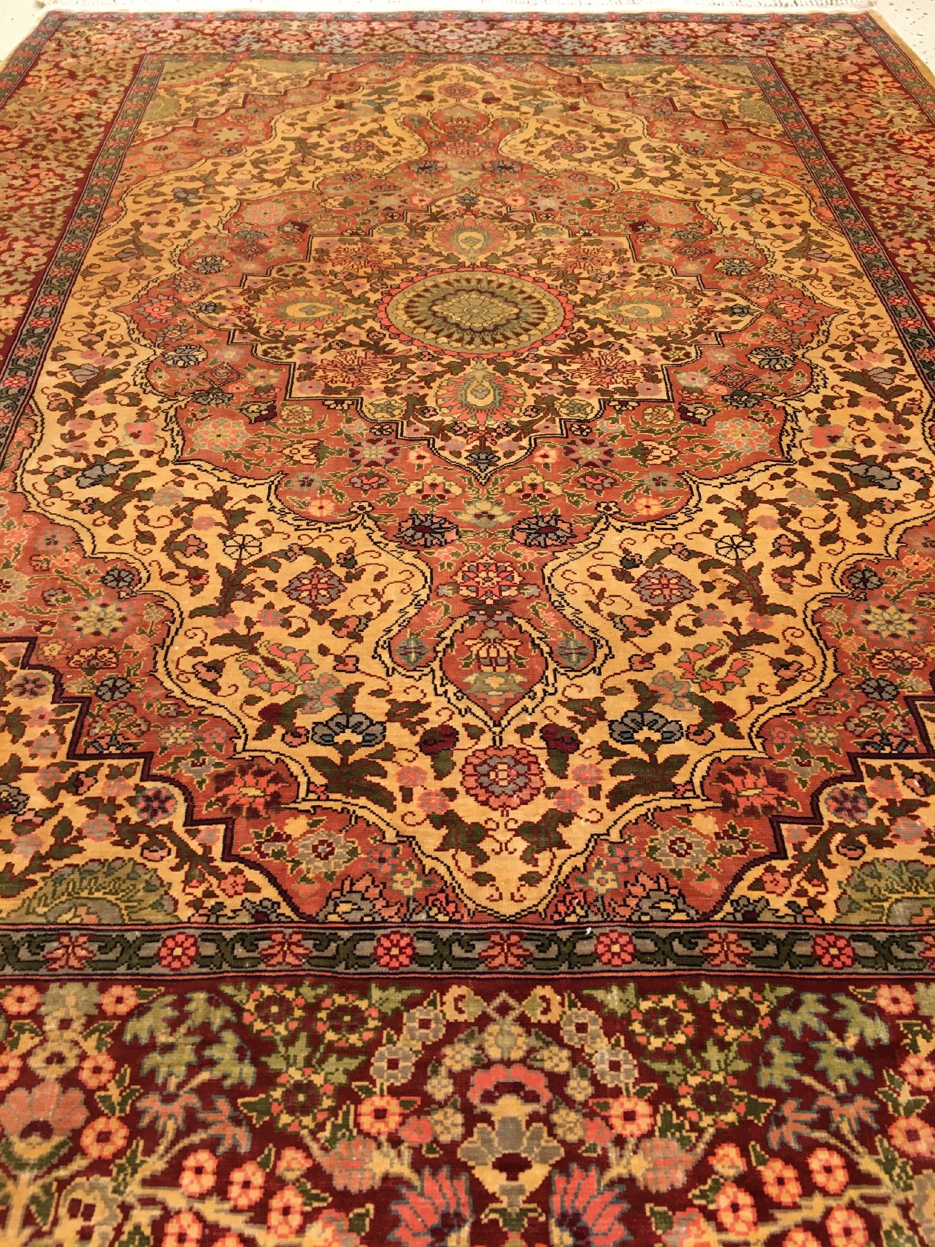 Detail b: Feiner Seiden Hereke alt (Signiert), Türkei, um 1960, reine Naturseide. Edler Seiden Hereke mit Medaillon Design, ca. 107 x 76 cm, EHZ: 2.