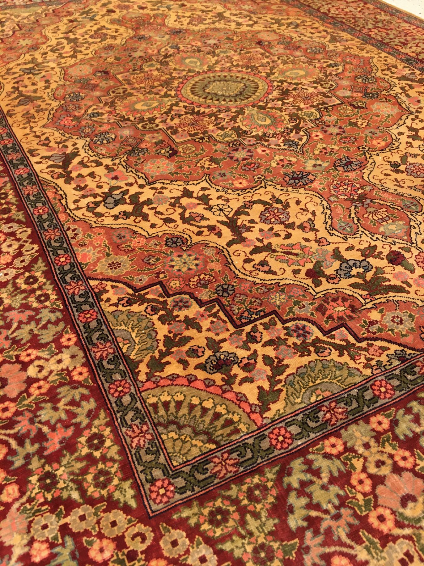 Detail c: Feiner Seiden Hereke alt (Signiert), Türkei, um 1960, reine Naturseide. Edler Seiden Hereke mit Medaillon Design, ca. 107 x 76 cm, EHZ: 2.