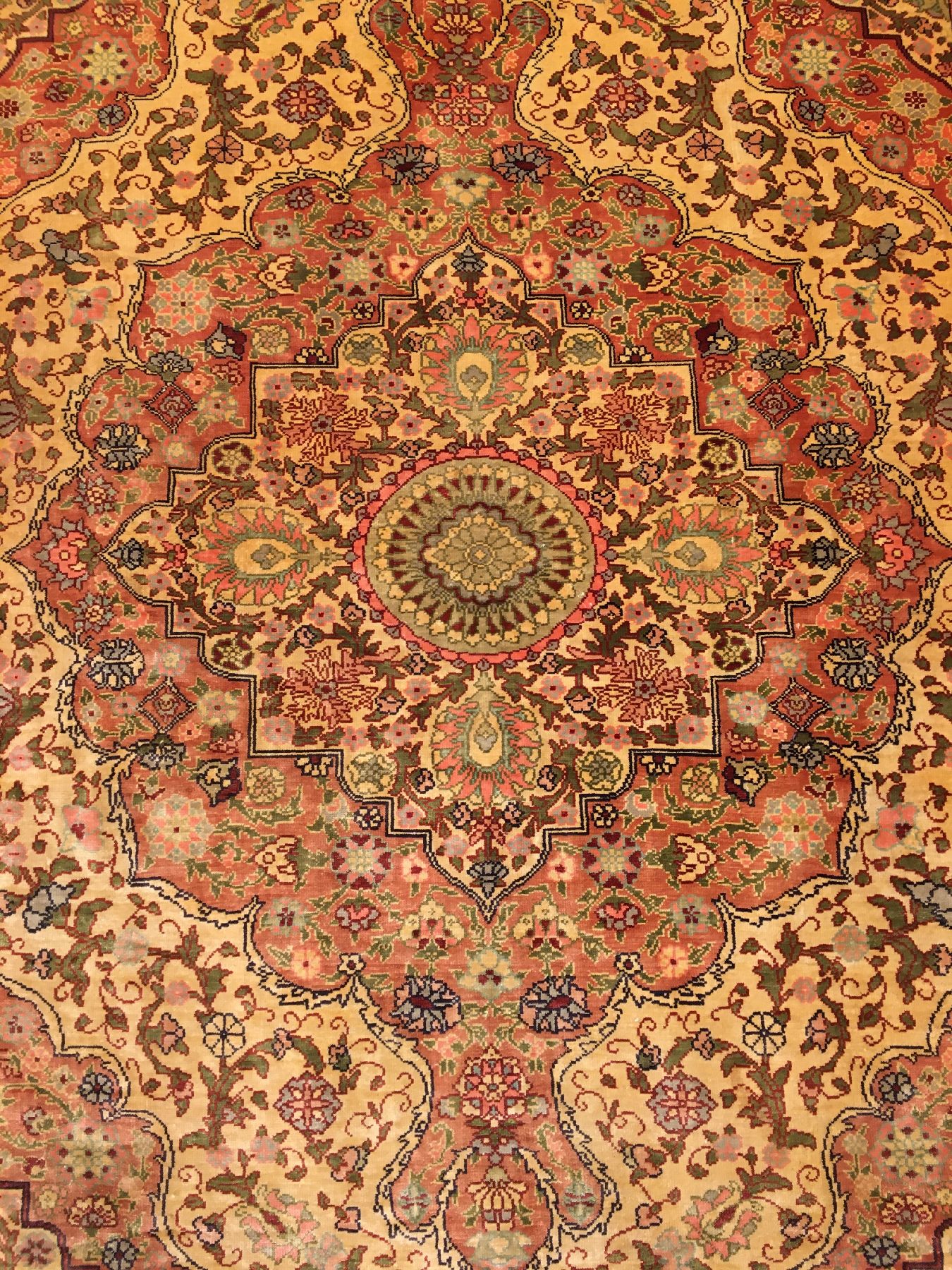 Detail d: Feiner Seiden Hereke alt (Signiert), Türkei, um 1960, reine Naturseide. Edler Seiden Hereke mit Medaillon Design, ca. 107 x 76 cm, EHZ: 2.