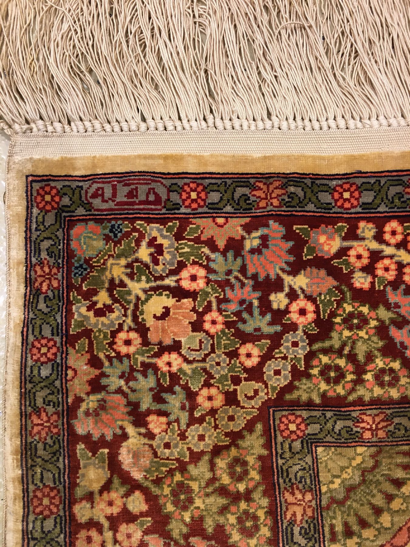 Detail e: Feiner Seiden Hereke alt (Signiert), Türkei, um 1960, reine Naturseide. Edler Seiden Hereke mit Medaillon Design, ca. 107 x 76 cm, EHZ: 2.