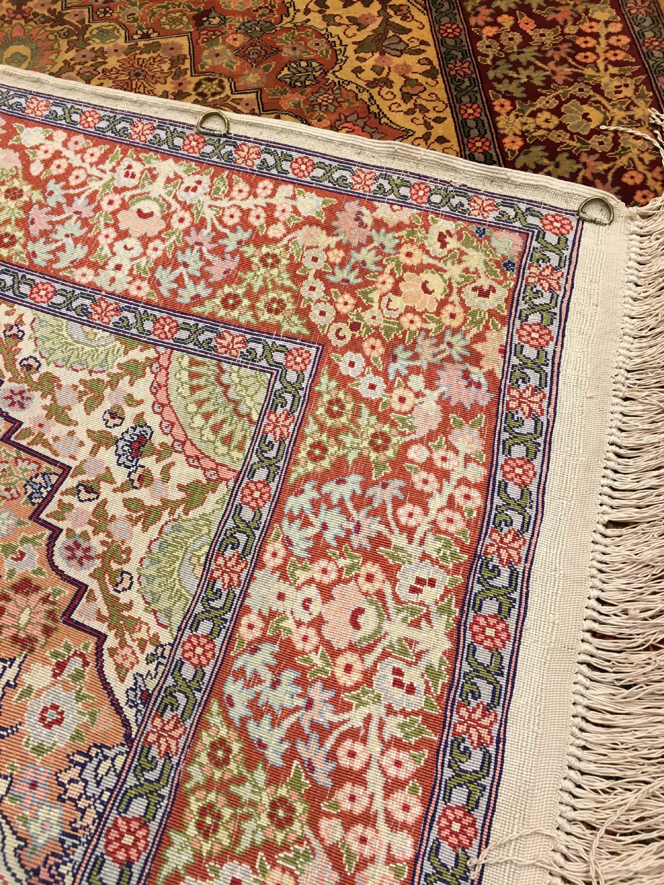 Detail g: Feiner Seiden Hereke alt (Signiert), Türkei, um 1960, reine Naturseide. Edler Seiden Hereke mit Medaillon Design, ca. 107 x 76 cm, EHZ: 2.