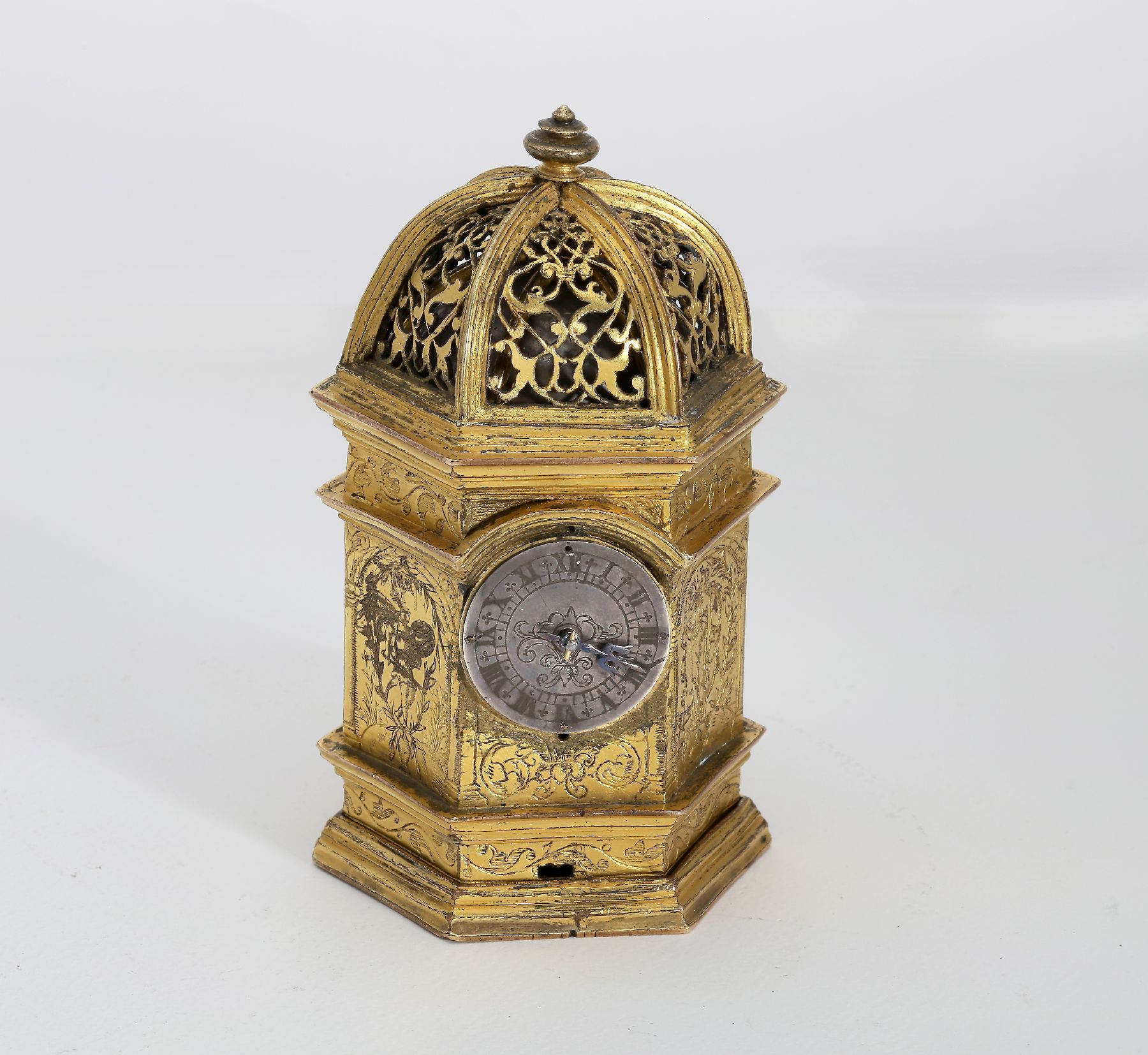 6-eckige Türmchenuhr mit Stundenschlag, Süddeutschland um 1640, feuerverg. und aufwendig grav. Geh., 3 umlaufende Gesimse, floral durchbrochene ...