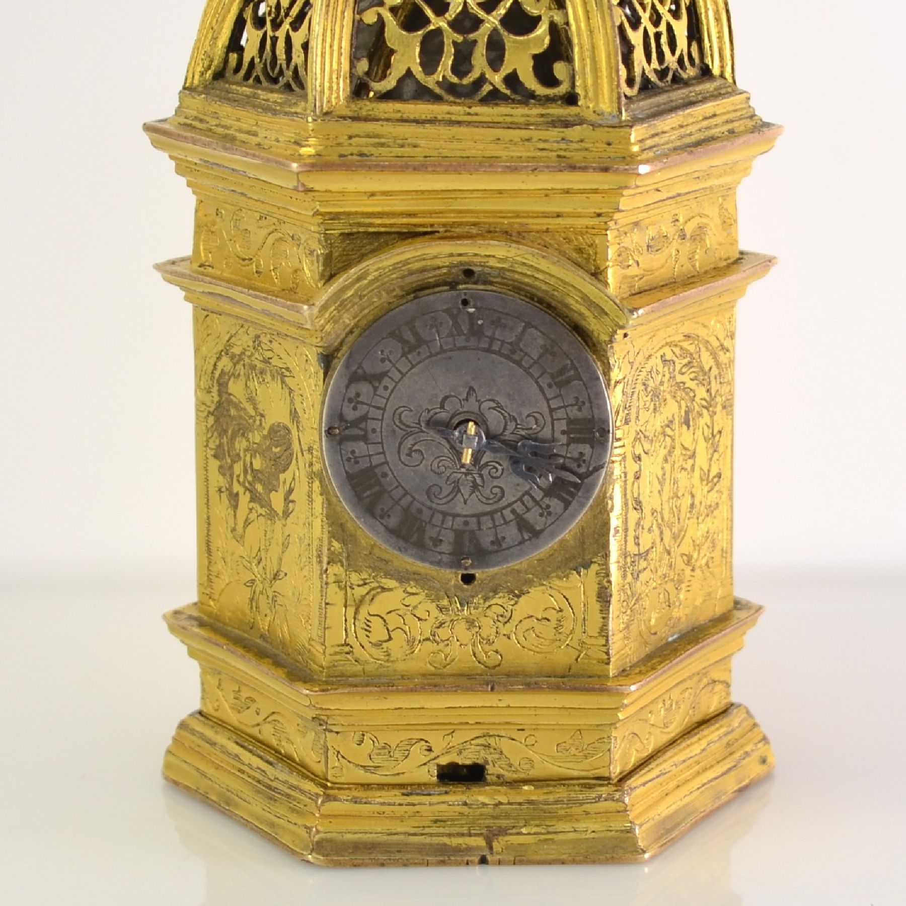 Detail a: 6-eckige Türmchenuhr mit Stundenschlag, Süddeutschland um 1640, feuerverg. und aufwendig grav. Geh., 3 umlaufende Gesimse, floral durchbrochene ...
