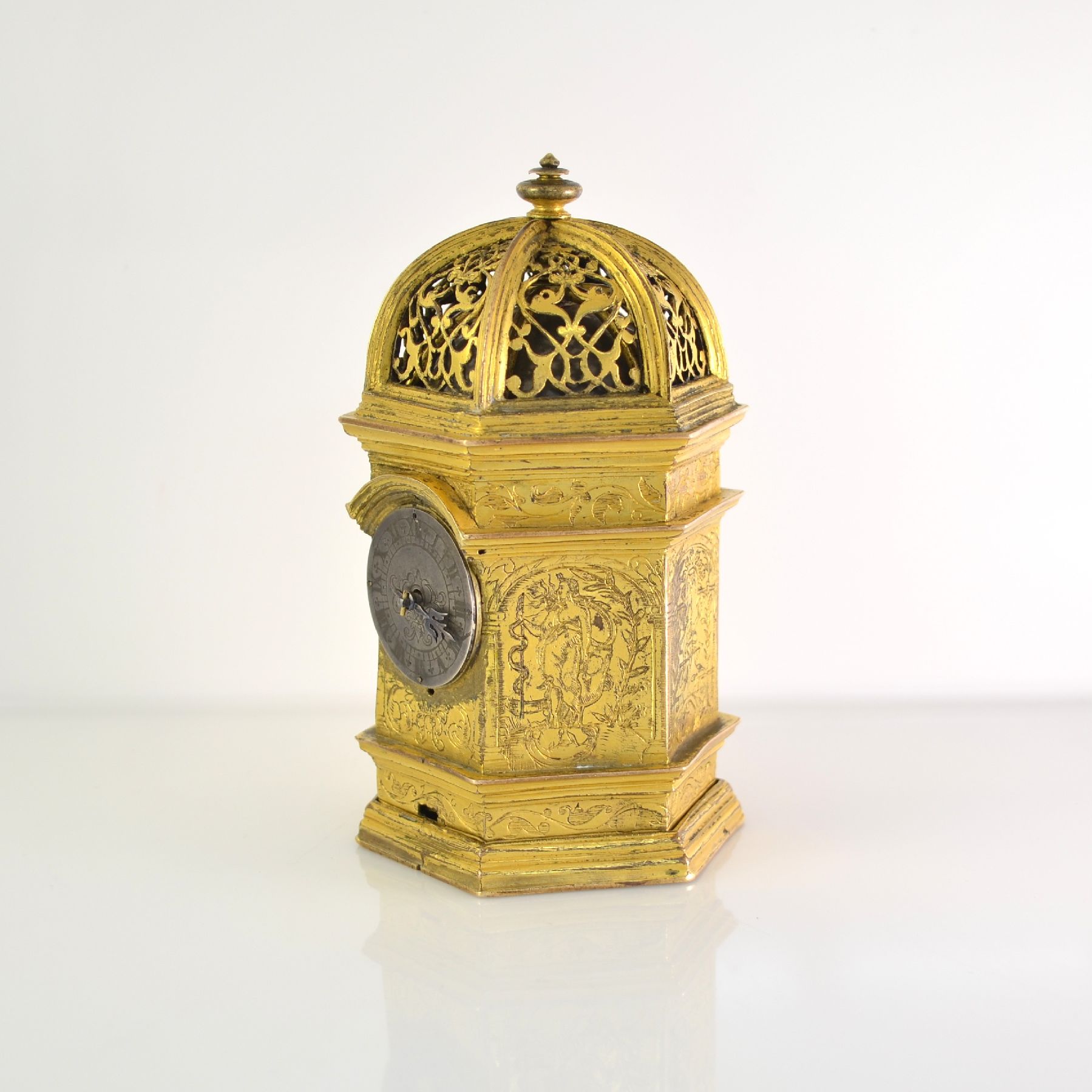 Detail d: 6-eckige Türmchenuhr mit Stundenschlag, Süddeutschland um 1640, feuerverg. und aufwendig grav. Geh., 3 umlaufende Gesimse, floral durchbrochene ...