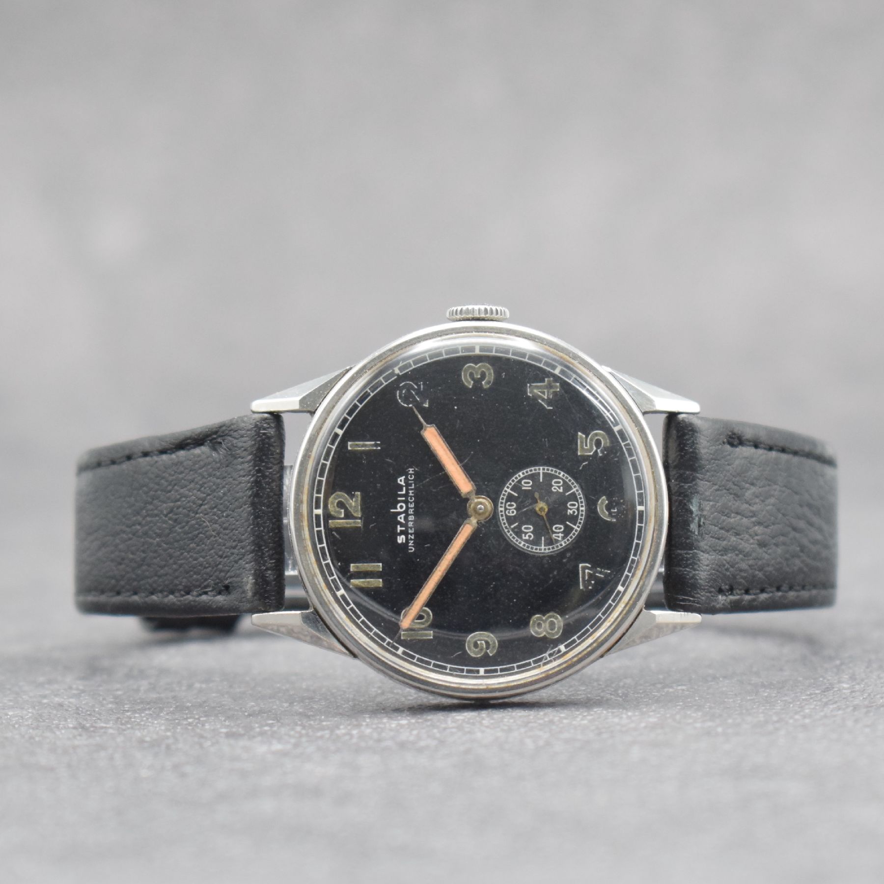STABILA Unzerbrechlich Herrenarmbanduhr in Edelstahl, Schweiz um 1940, Handaufzug, 3-teil. Geh., Boden & Glasrand aufgedr., schwarzes Zifferbl. m. ...