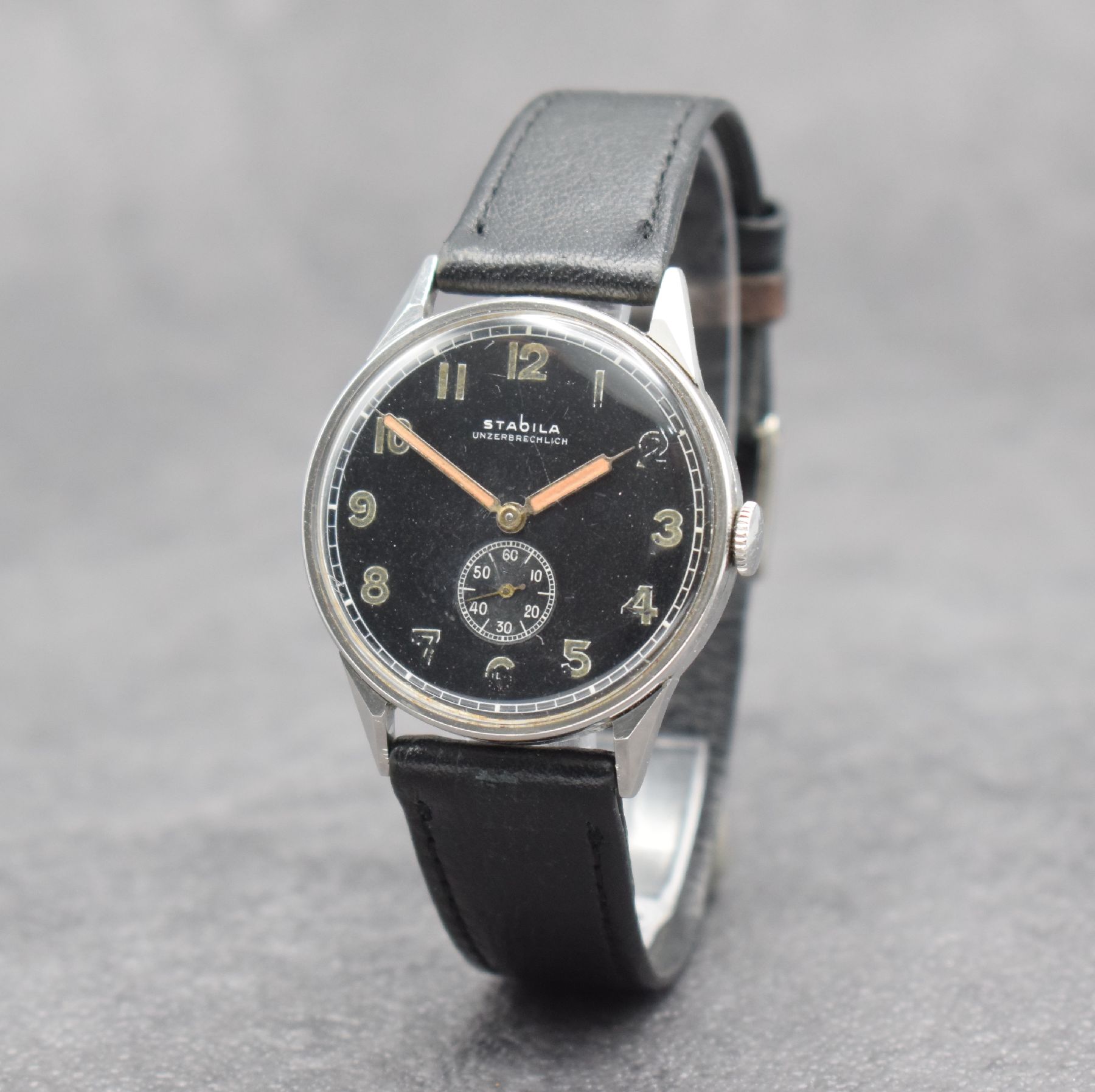 Detail b: STABILA Unzerbrechlich Herrenarmbanduhr in Edelstahl, Schweiz um 1940, Handaufzug, 3-teil. Geh., Boden & Glasrand aufgedr., schwarzes Zifferbl. m. ...