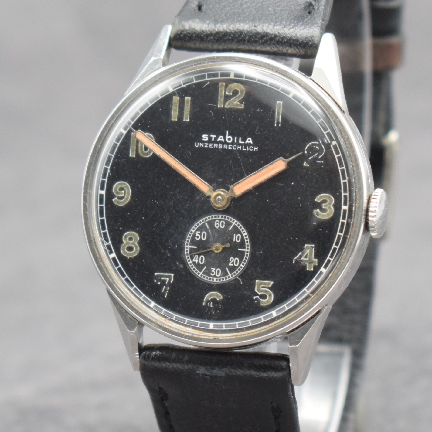 Detail c: STABILA Unzerbrechlich Herrenarmbanduhr in Edelstahl, Schweiz um 1940, Handaufzug, 3-teil. Geh., Boden & Glasrand aufgedr., schwarzes Zifferbl. m. ...