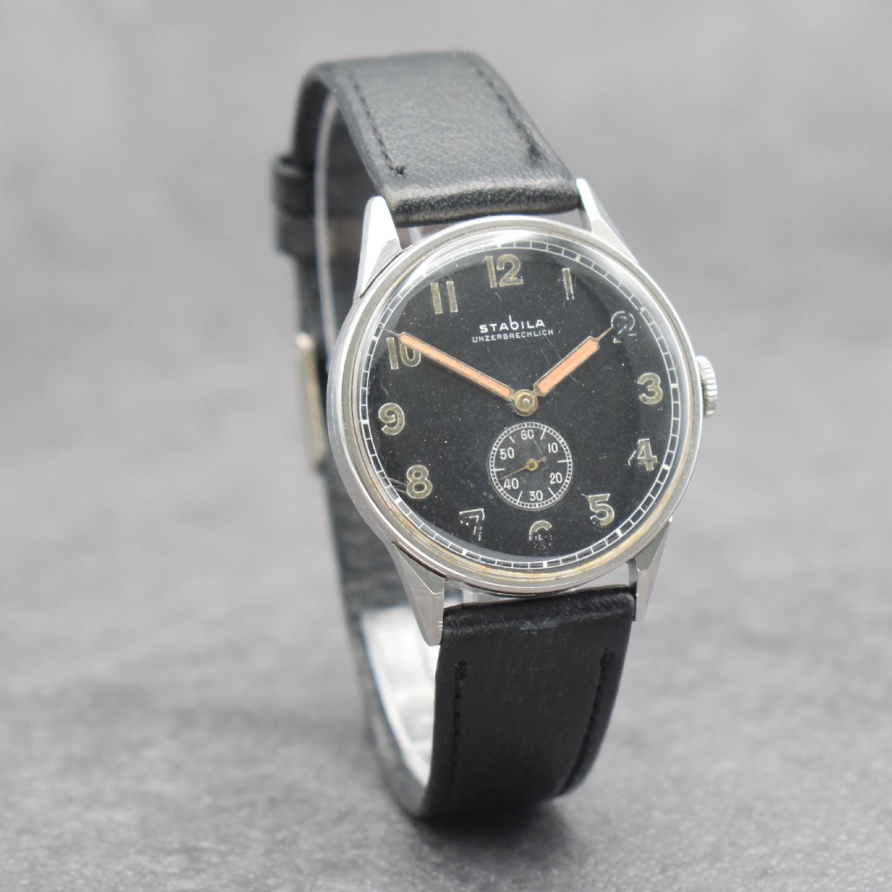 Detail d: STABILA Unzerbrechlich Herrenarmbanduhr in Edelstahl, Schweiz um 1940, Handaufzug, 3-teil. Geh., Boden & Glasrand aufgedr., schwarzes Zifferbl. m. ...
