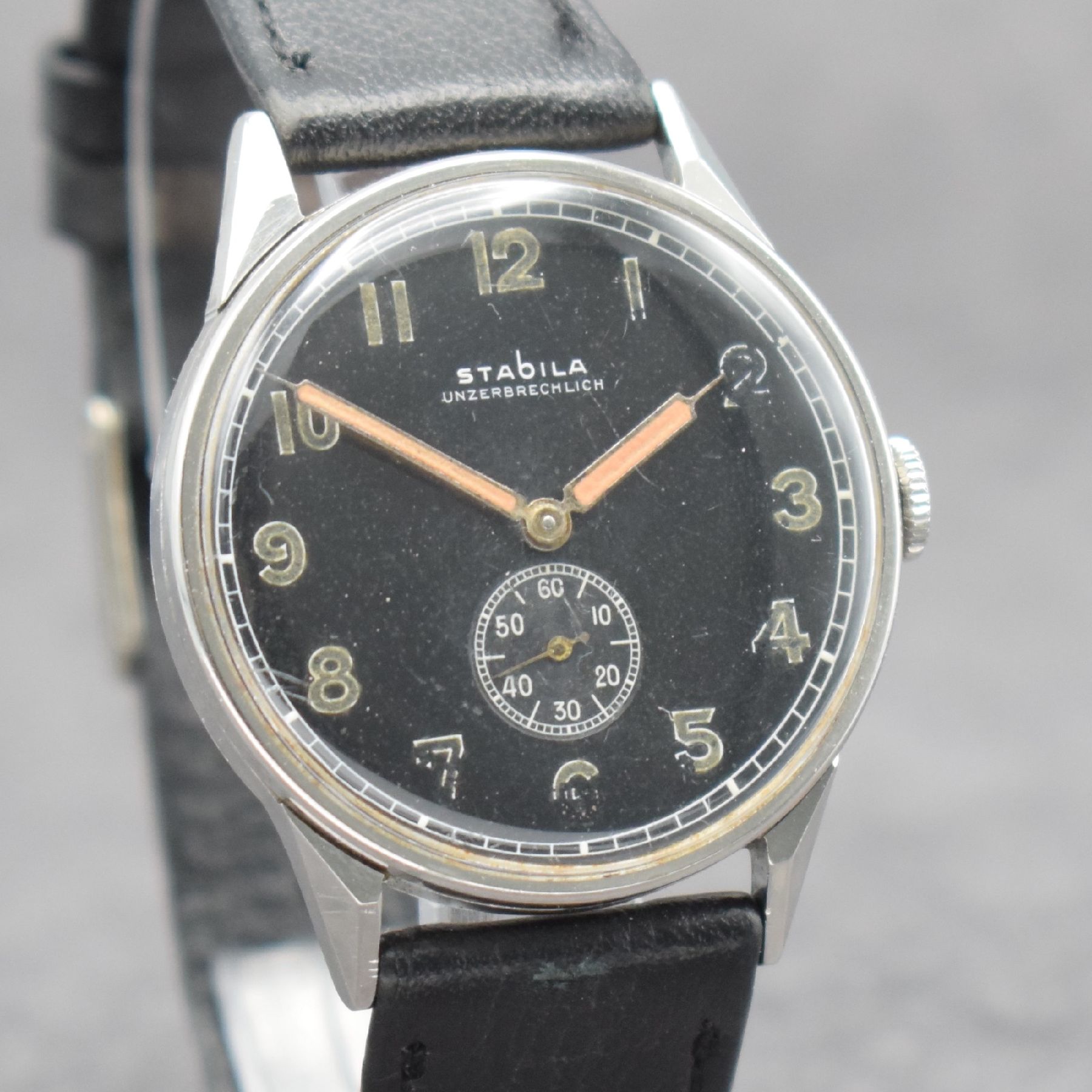 Detail g: STABILA Unzerbrechlich Herrenarmbanduhr in Edelstahl, Schweiz um 1940, Handaufzug, 3-teil. Geh., Boden & Glasrand aufgedr., schwarzes Zifferbl. m. ...