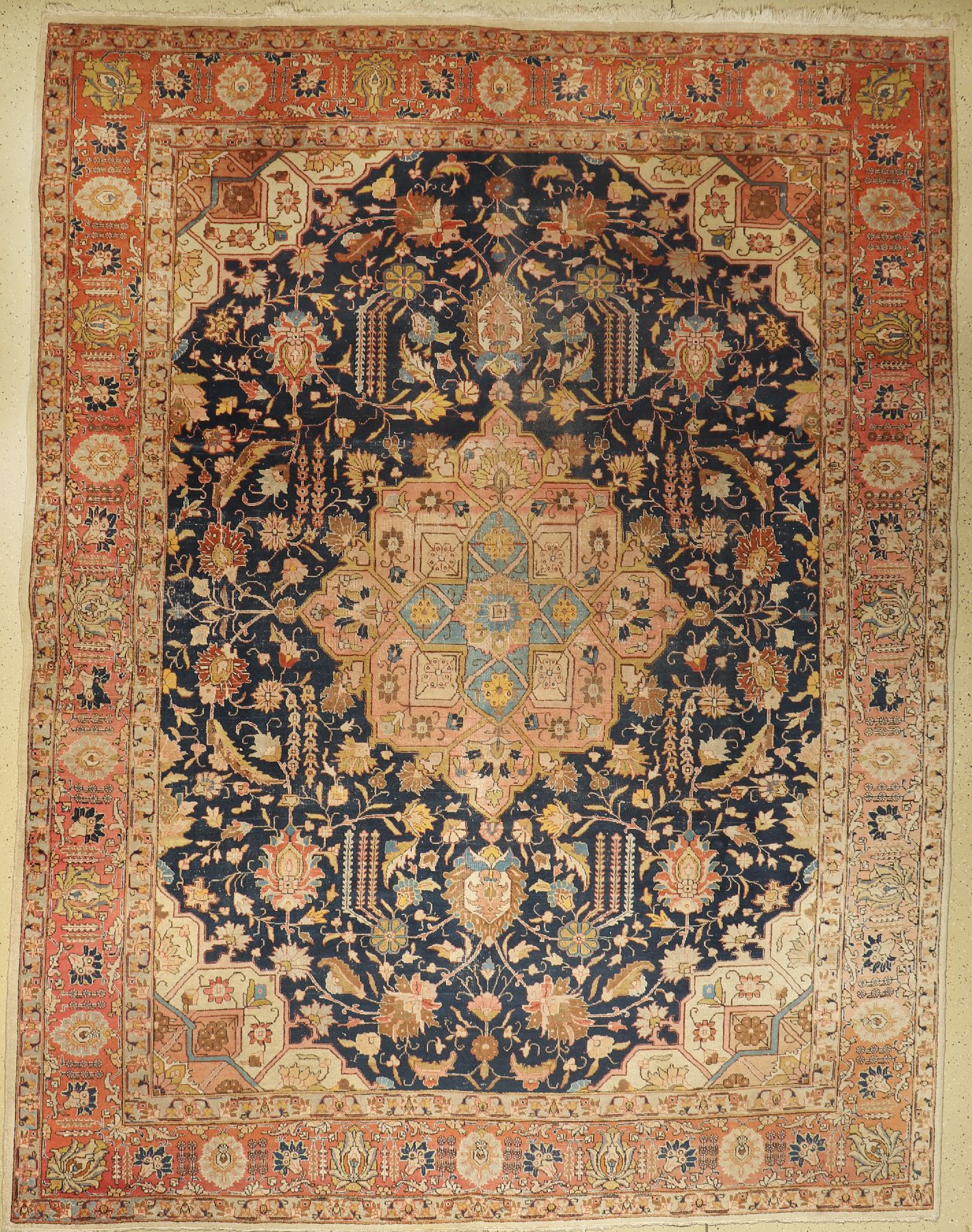 Täbriz alt, Persien, um 1920, Wolle auf Baumwolle, ca. 375 x 286 cm, EHZ: 5 (Loch und Morsch)