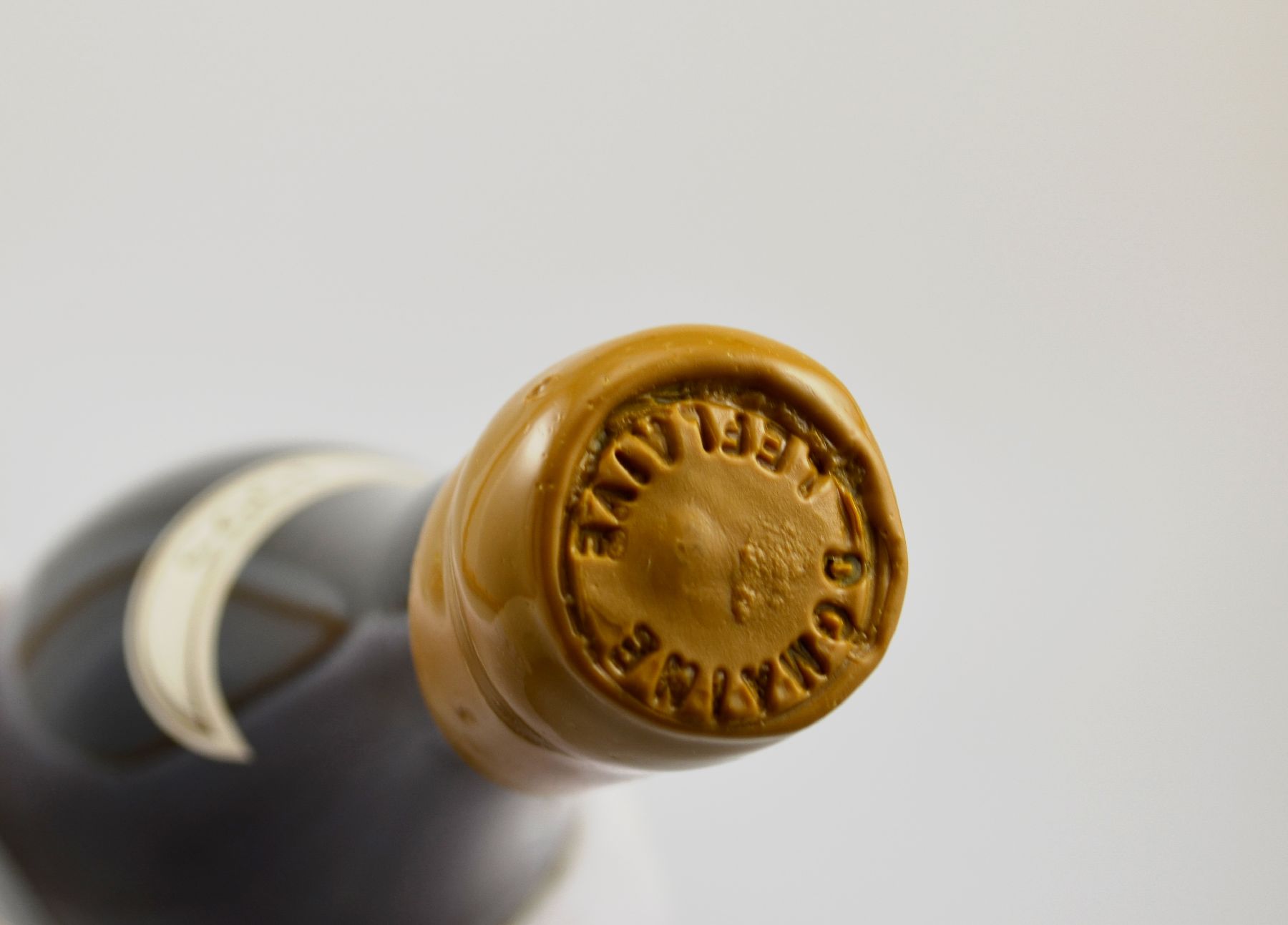 Detail g: 1 seltene Flasche 1995 Domaine Leflaive Montrachet Grand Cru, Cote de Beaune, ca. 75 cl, 13,5 % Vol., Abstand zwischen Korken und Wein: ca. 2 cm, ...