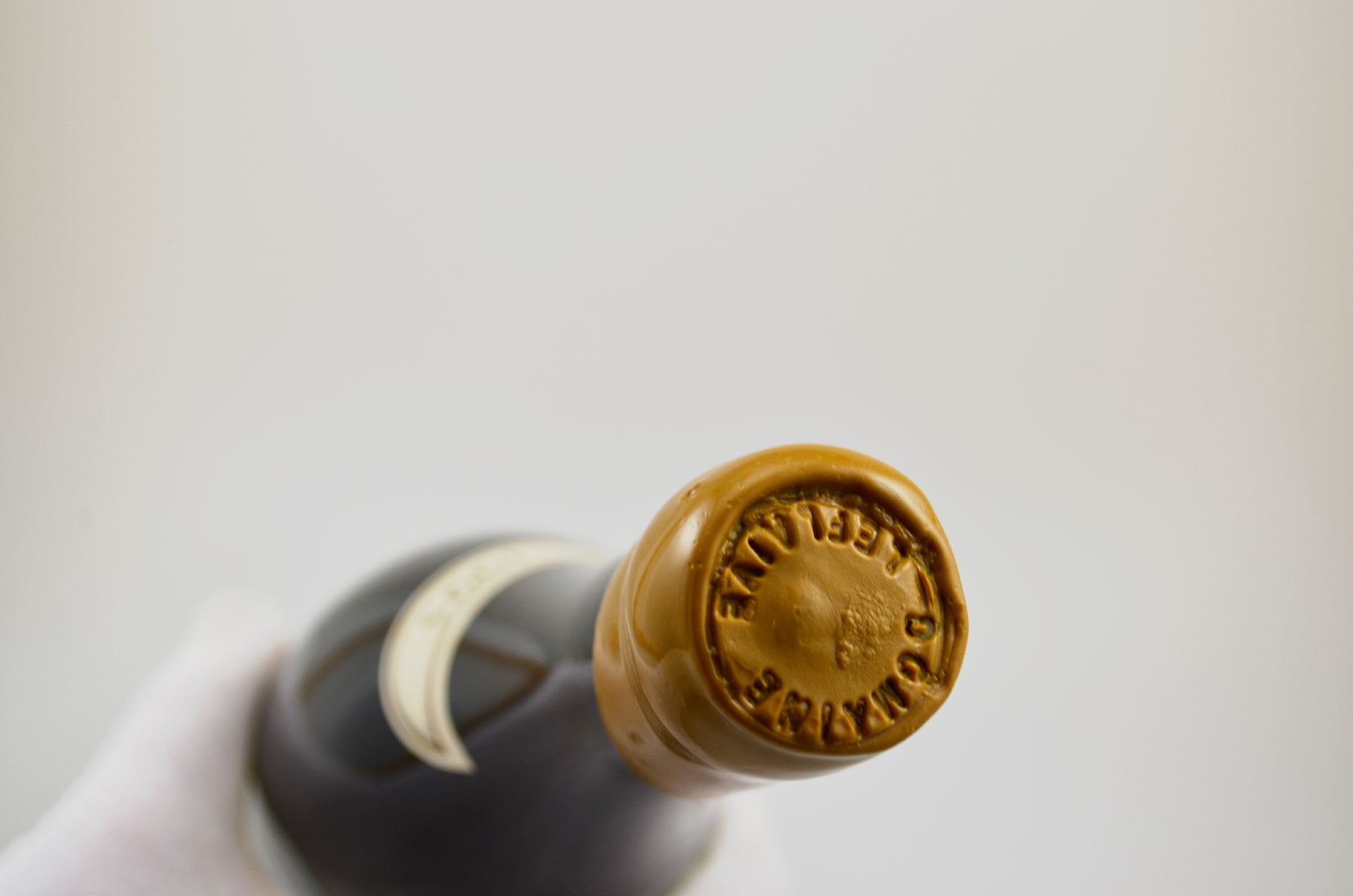 Detail h: 1 seltene Flasche 1995 Domaine Leflaive Montrachet Grand Cru, Cote de Beaune, ca. 75 cl, 13,5 % Vol., Abstand zwischen Korken und Wein: ca. 2 cm, ...