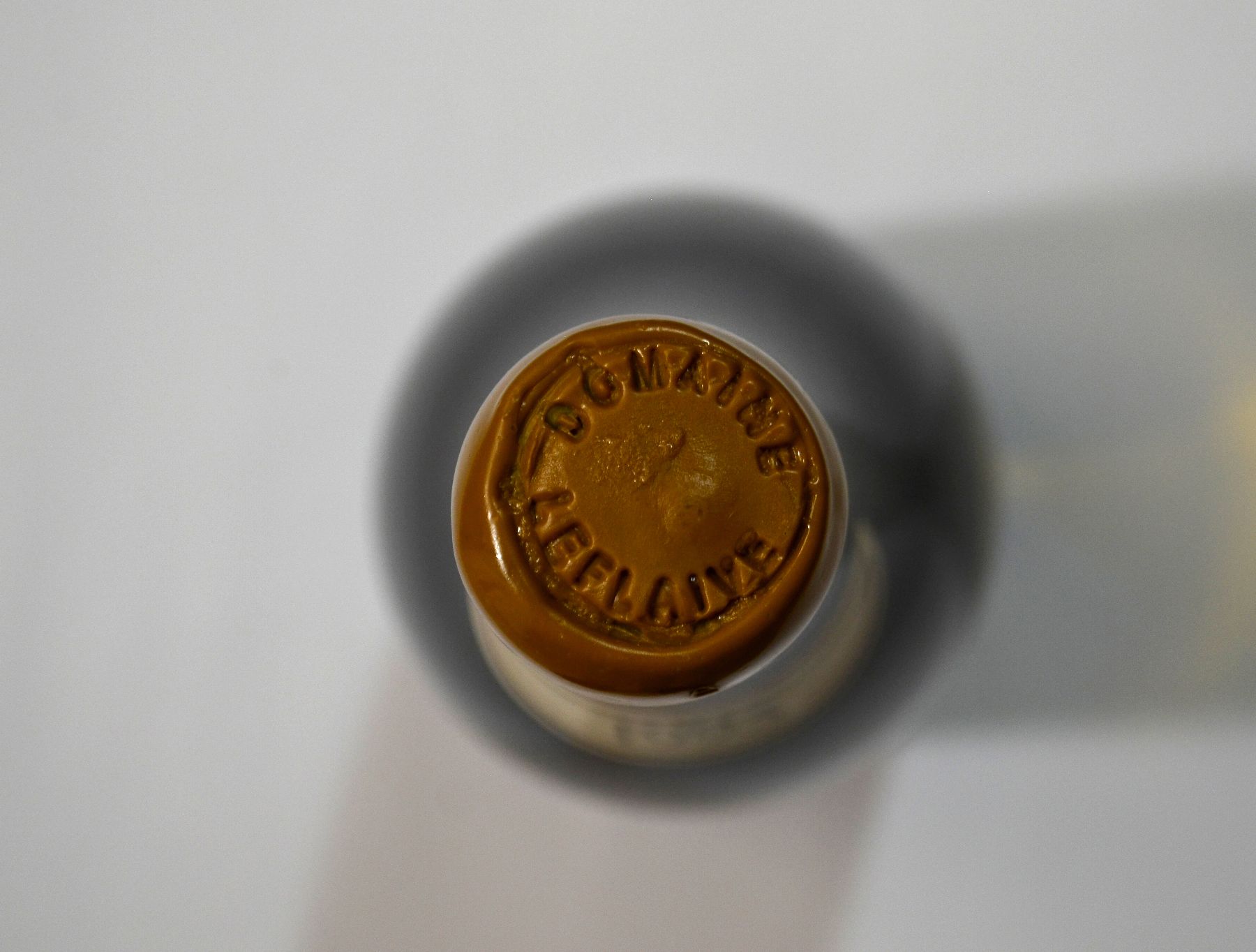 Detail i: 1 seltene Flasche 1995 Domaine Leflaive Montrachet Grand Cru, Cote de Beaune, ca. 75 cl, 13,5 % Vol., Abstand zwischen Korken und Wein: ca. 2 cm, ...