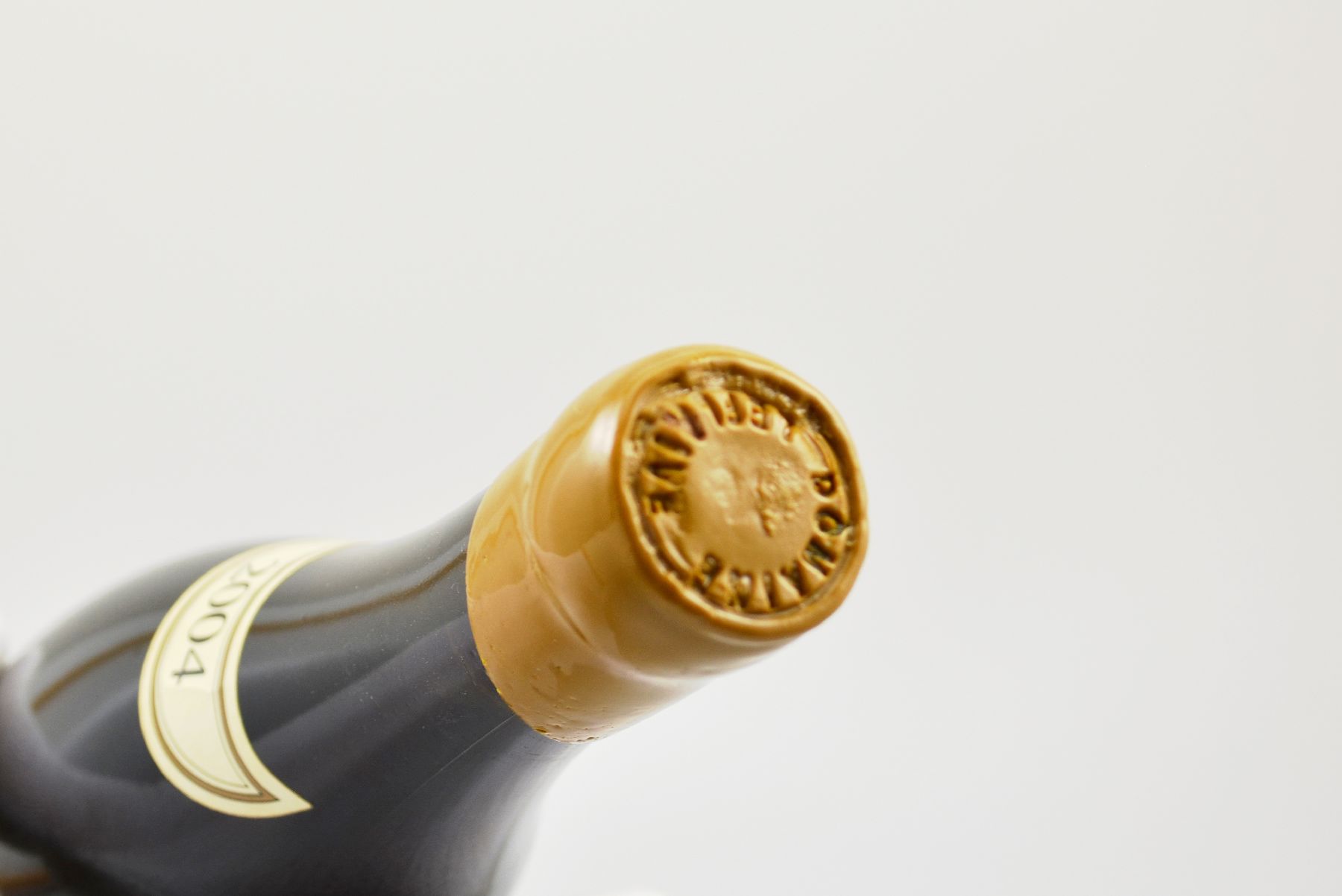 Detail g: 1 seltene Flasche 2004 Domaine Leflaive Montrachet Grand Cru, Cote de Beaune, ca. 75 cl, 13,5 % Vol., Abstand zwischen Korken und Wein: ca. 2,5 cm, ...