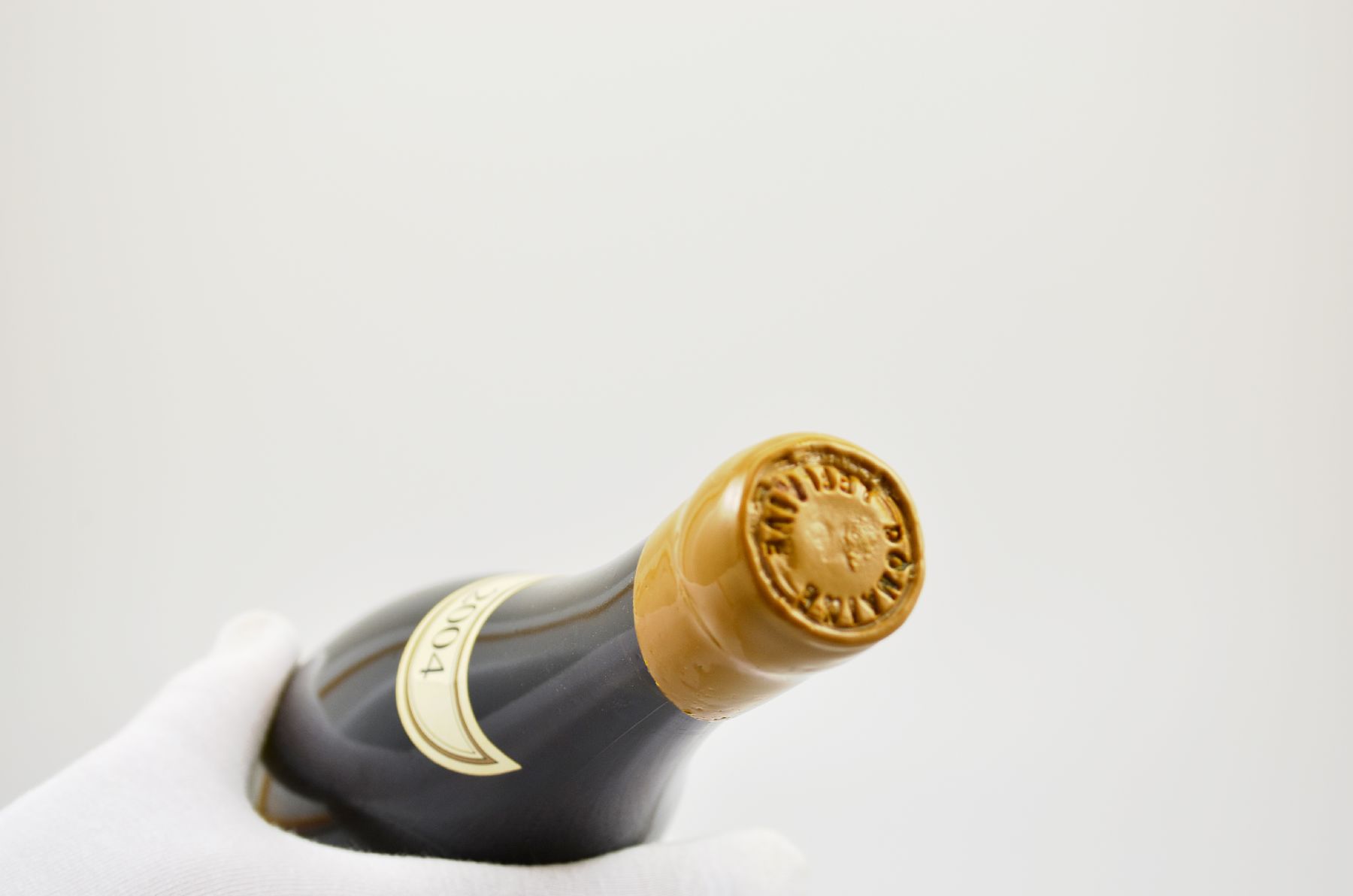 Detail h: 1 seltene Flasche 2004 Domaine Leflaive Montrachet Grand Cru, Cote de Beaune, ca. 75 cl, 13,5 % Vol., Abstand zwischen Korken und Wein: ca. 2,5 cm, ...
