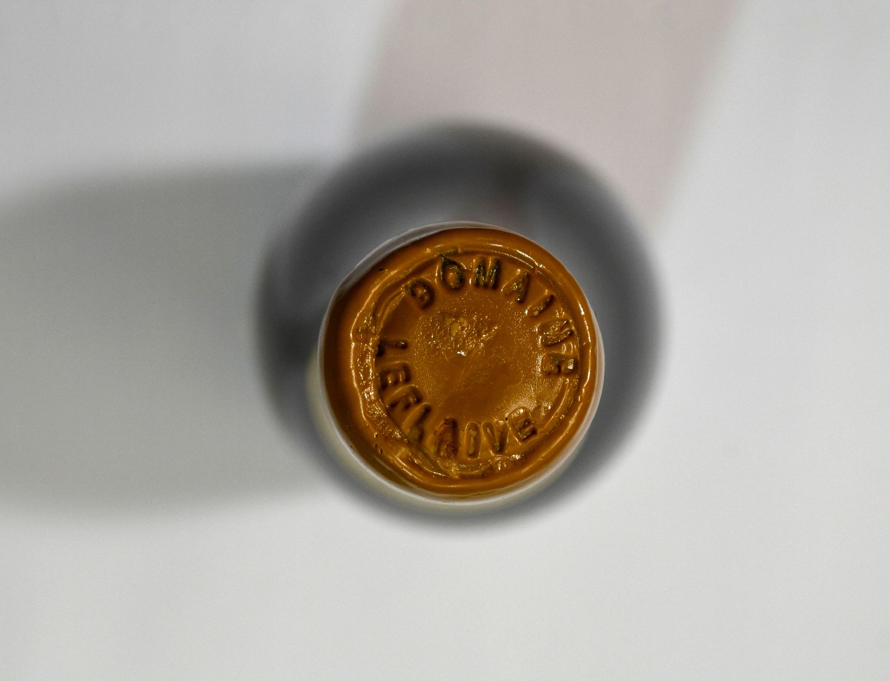 Detail i: 1 seltene Flasche 2004 Domaine Leflaive Montrachet Grand Cru, Cote de Beaune, ca. 75 cl, 13,5 % Vol., Abstand zwischen Korken und Wein: ca. 2,5 cm, ...