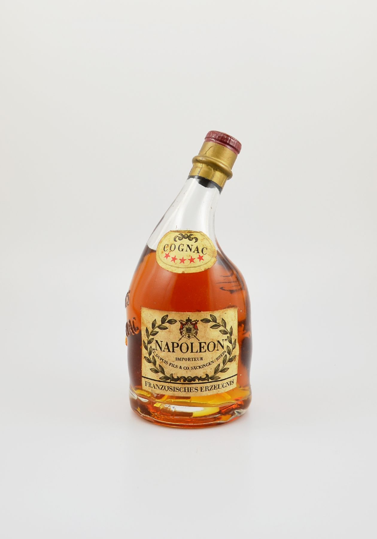 1 Flasche Napoleon Cognac, ca. 50 cl, Abstand zwischen Kapsel und Cognac: ca. 5,8 cm , Etikett l. beschmutzt, unverkostet, 5-Sterne Cognac