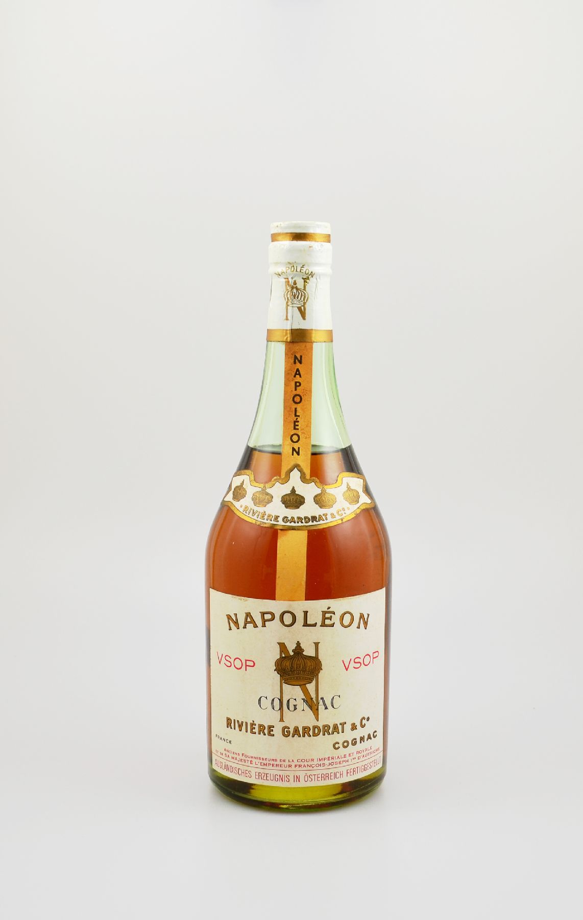 1 Flasche Riviere Gardrat & Co Napoleon Cognac VSOP, ca. 70 cl, Abstand zwischen Kapsel und Cognac: ca. 4,5 cm, Etikett l. beschmutzt, unverkostet, ...