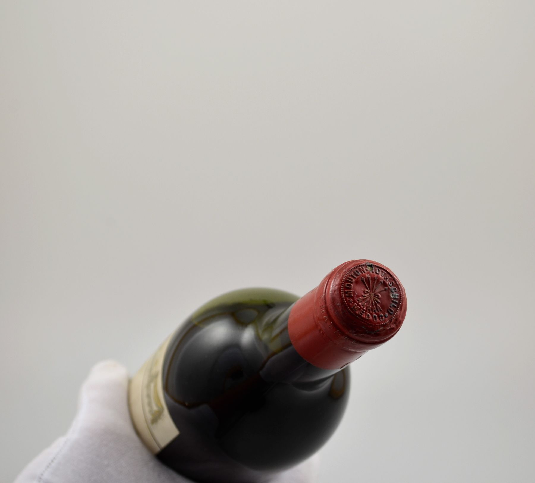 Detail a: 1 Flasche 1954 Chatau Mouton Rothschild, Füllstand: ca. upper mid shoulder, Etikett l. beschmutzt bzw. besch., unverkostet, Künstleretikett von ...