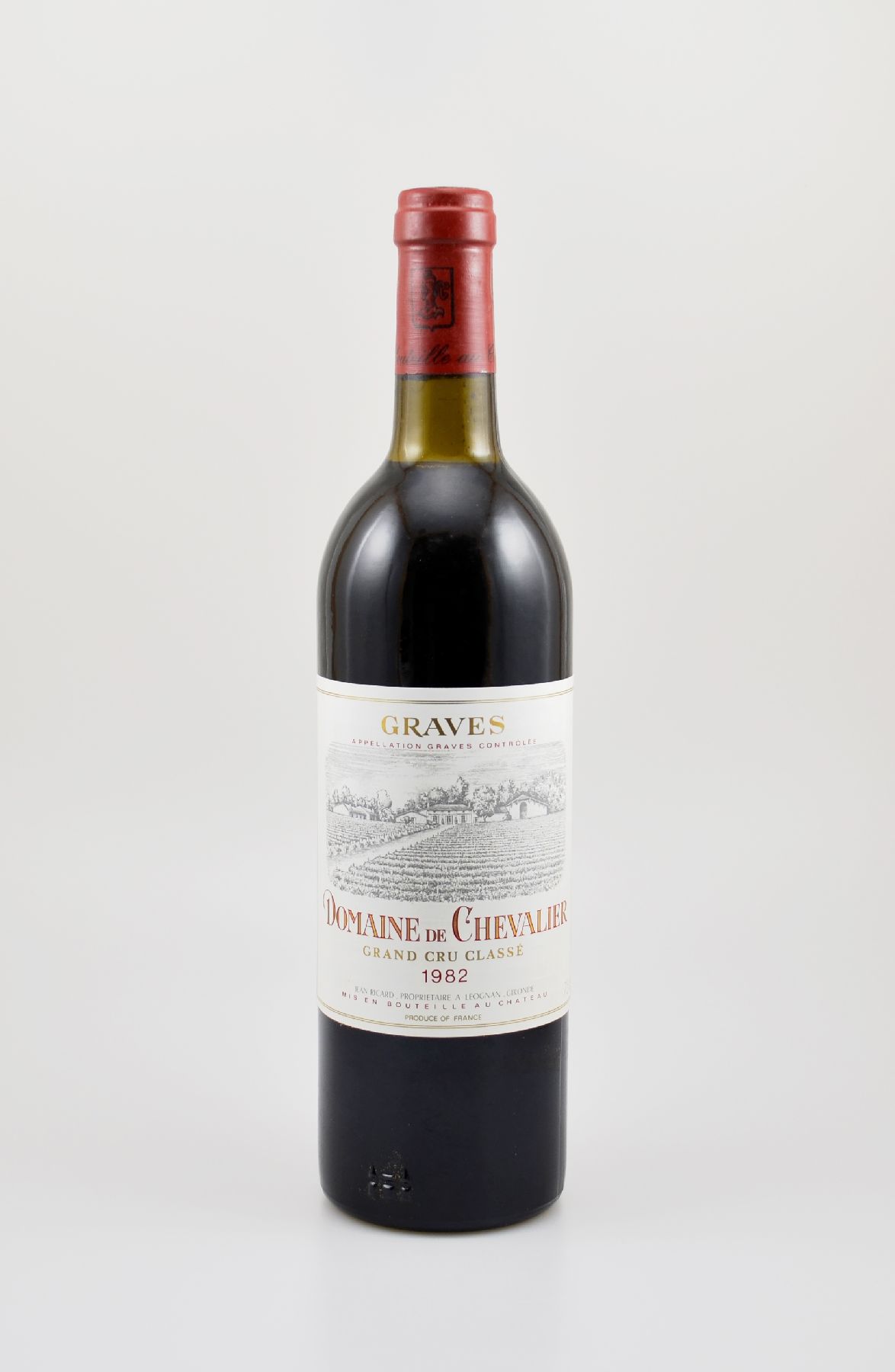 12 Flaschen 1982 Domaine de Chevalier, Pessac-Leognan, Grand Cru Classe, je ca. 75 cl, Füllstände: 3x into neck, 7x top shoulder & 2x upper mid ...