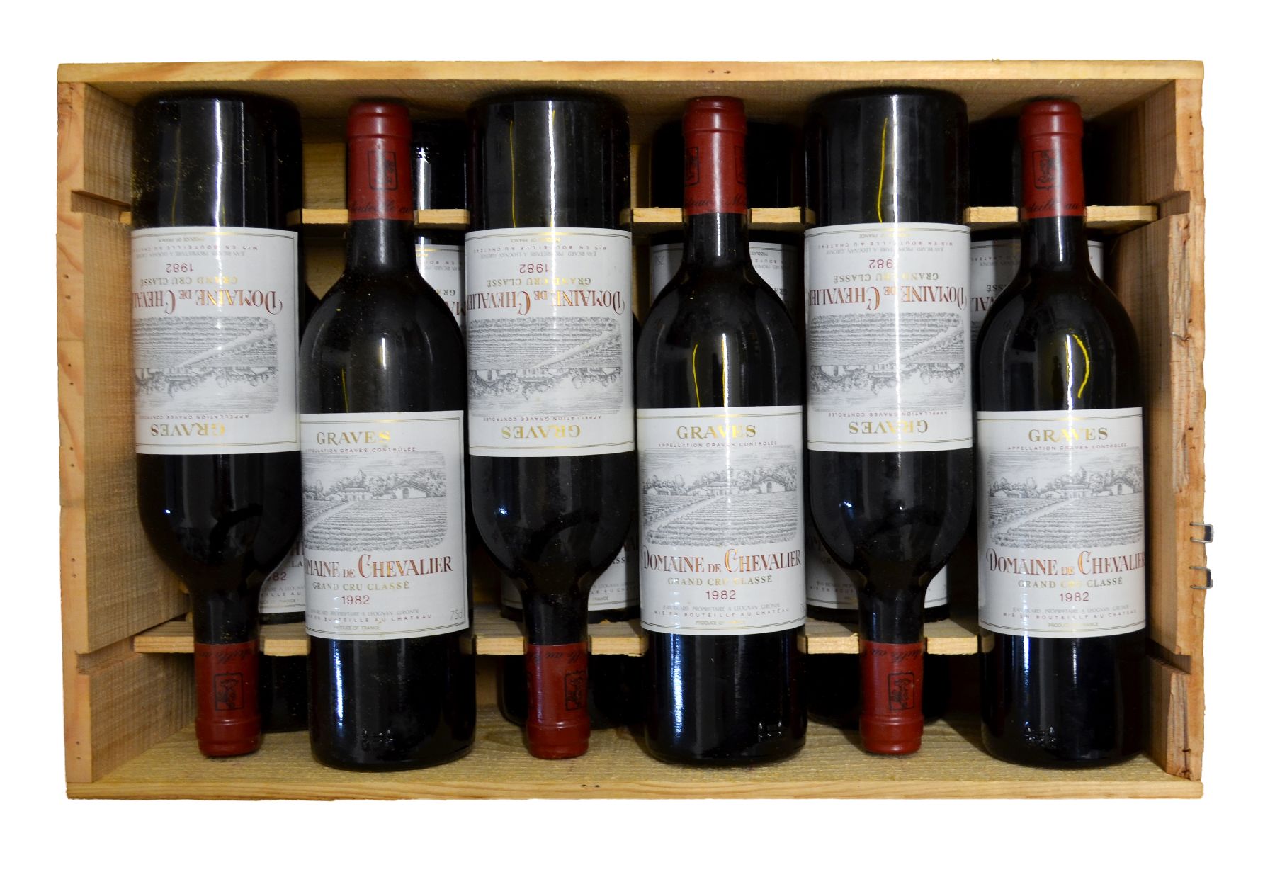 Detail a: 12 Flaschen 1982 Domaine de Chevalier, Pessac-Leognan, Grand Cru Classe, je ca. 75 cl, Füllstände: 3x into neck, 7x top shoulder & 2x upper mid ...