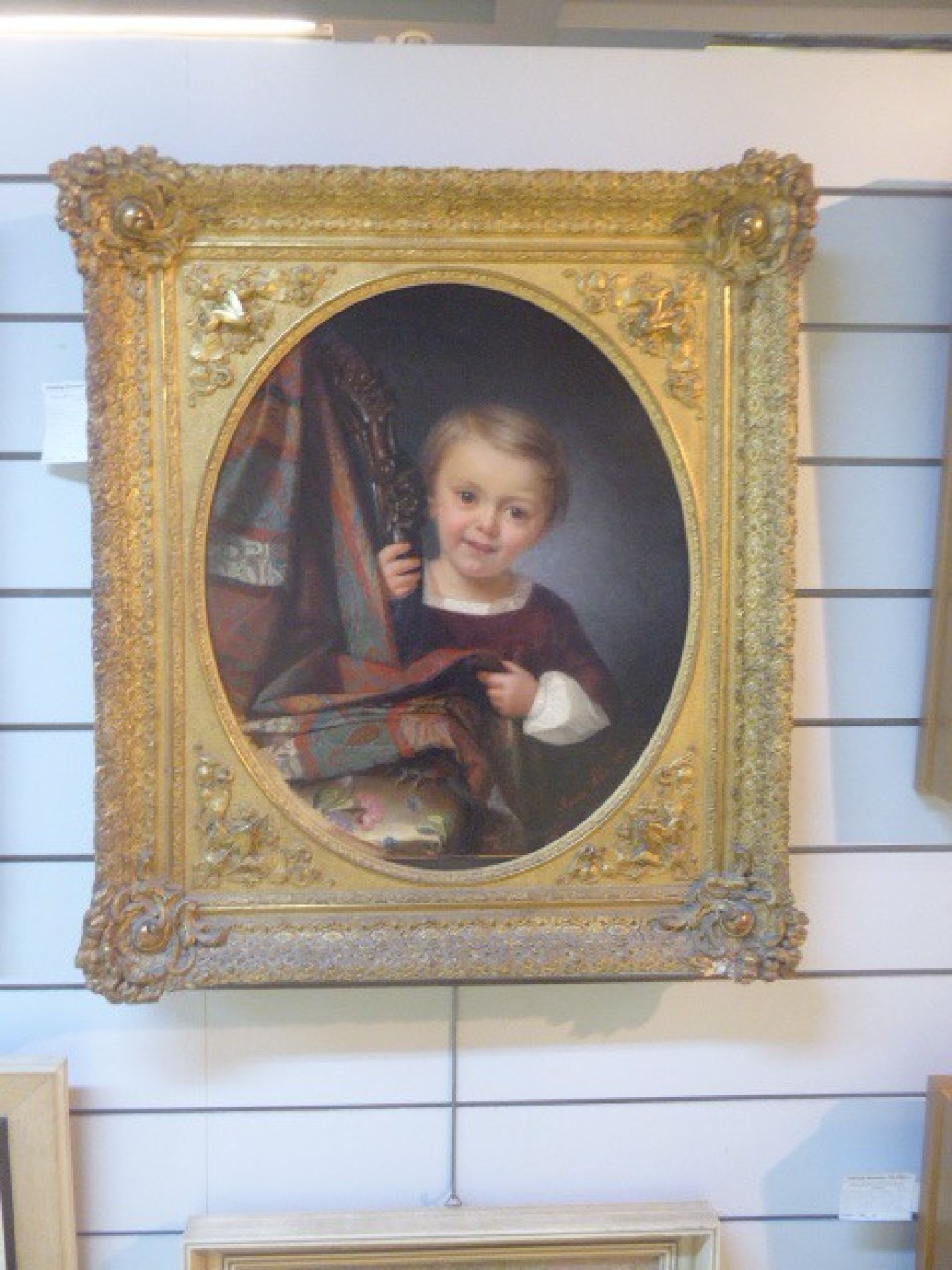 Detail a: Anna Felix, 1827 - 1863, Kinderporträt, kleines Mädchen schaut lächelnd den Betrachter an, neben ihr ein Stuhl mit beschnitzter Lehne, darüber ...