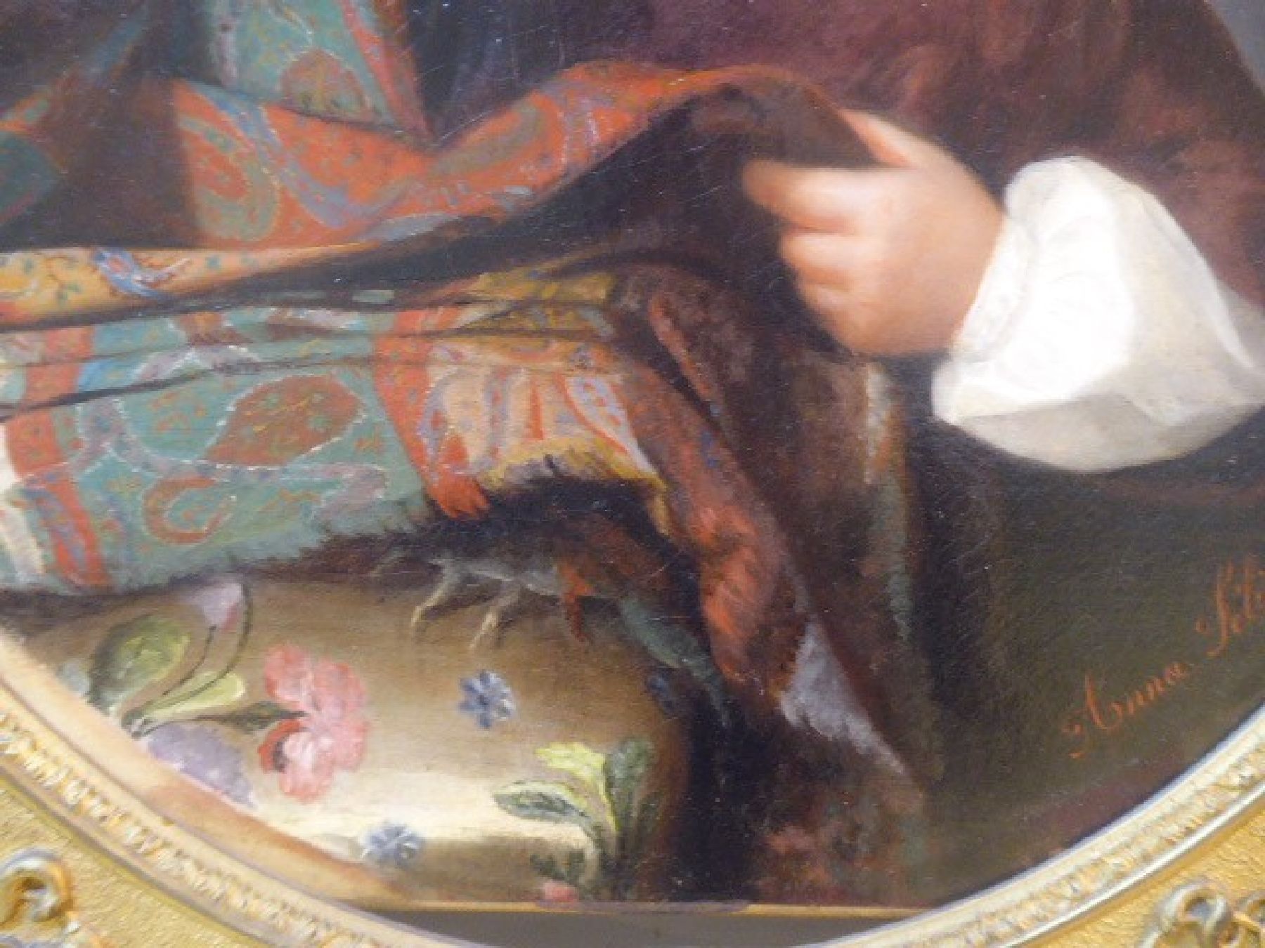 Detail c: Anna Felix, 1827 - 1863, Kinderporträt, kleines Mädchen schaut lächelnd den Betrachter an, neben ihr ein Stuhl mit beschnitzter Lehne, darüber ...