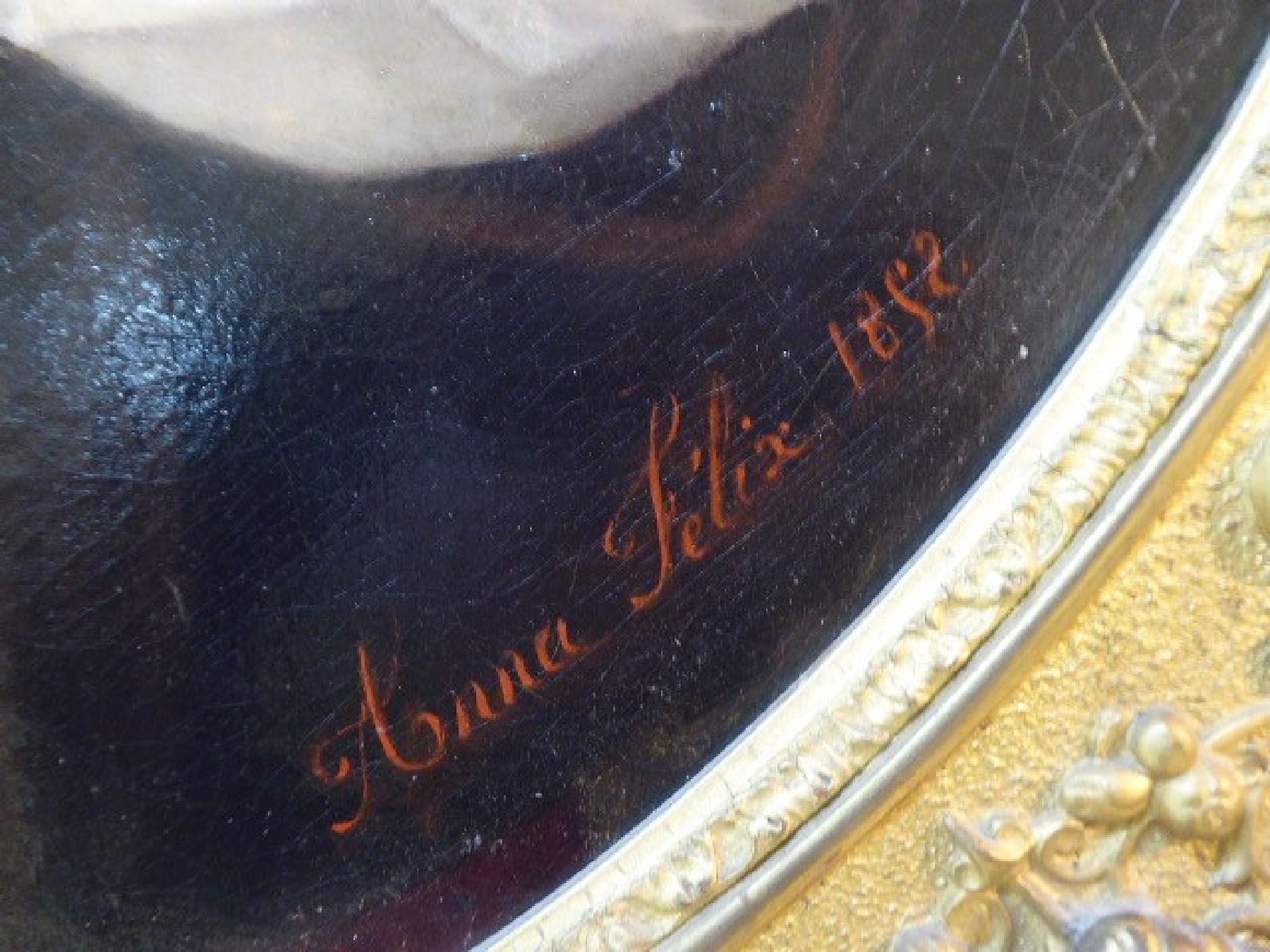 Detail d: Anna Felix, 1827 - 1863, Kinderporträt, kleines Mädchen schaut lächelnd den Betrachter an, neben ihr ein Stuhl mit beschnitzter Lehne, darüber ...