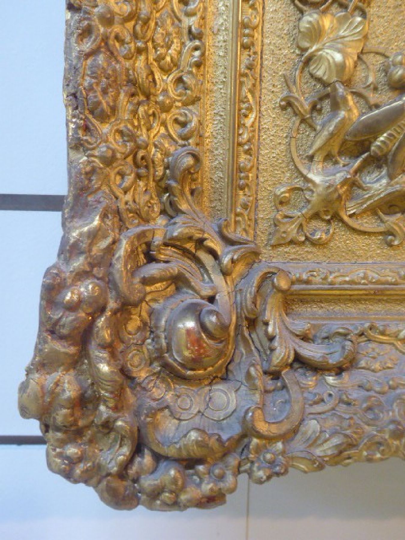 Detail e: Anna Felix, 1827 - 1863, Kinderporträt, kleines Mädchen schaut lächelnd den Betrachter an, neben ihr ein Stuhl mit beschnitzter Lehne, darüber ...