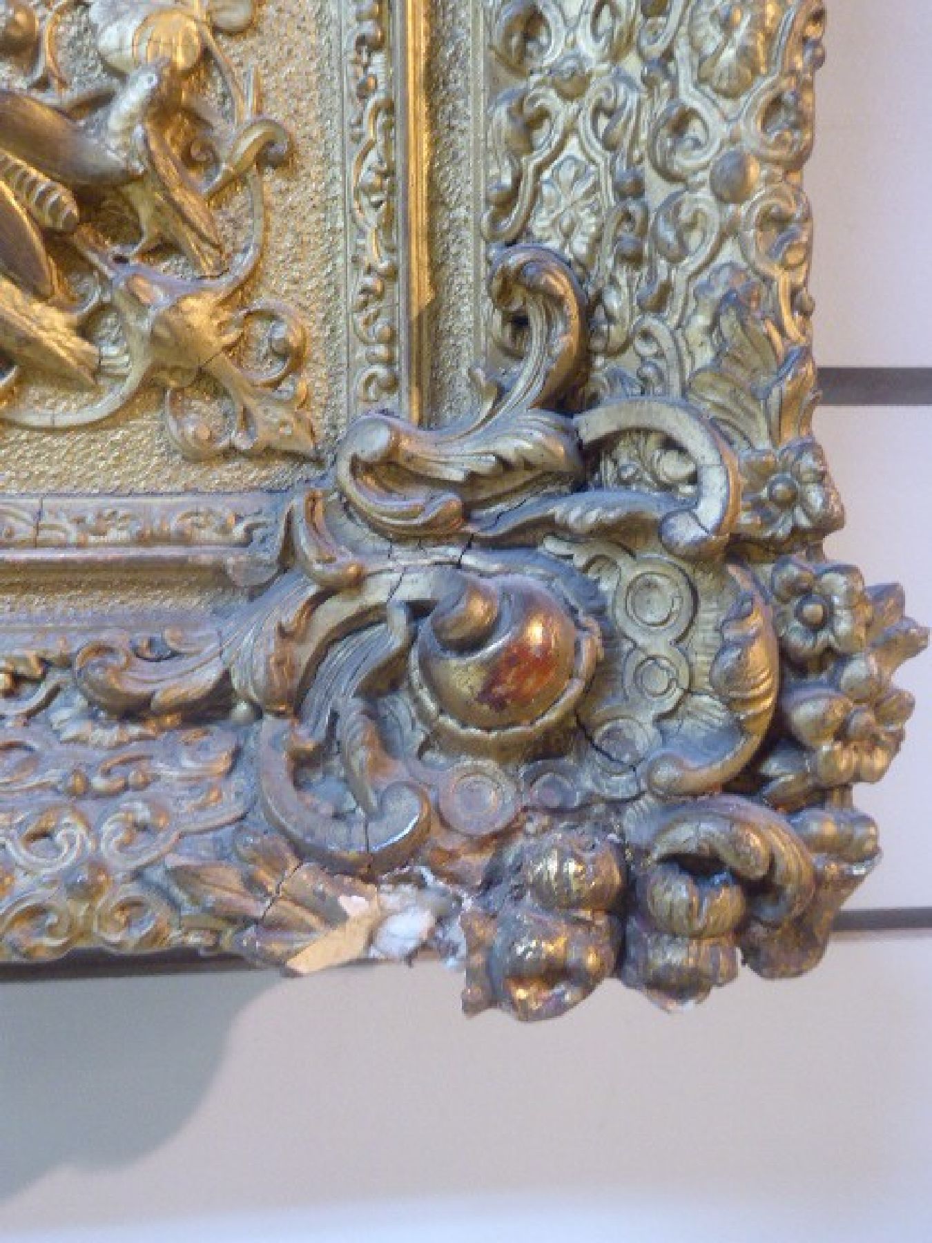 Detail f: Anna Felix, 1827 - 1863, Kinderporträt, kleines Mädchen schaut lächelnd den Betrachter an, neben ihr ein Stuhl mit beschnitzter Lehne, darüber ...