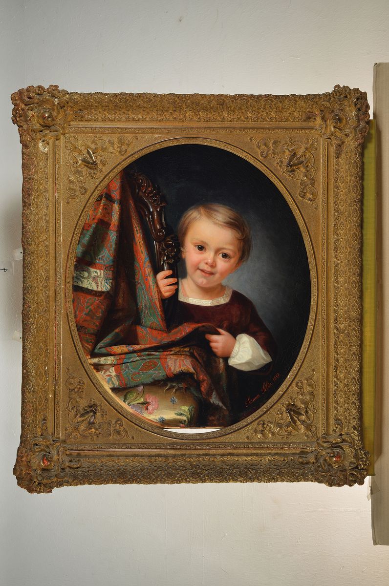 Detail k: Anna Felix, 1827 - 1863, Kinderporträt, kleines Mädchen schaut lächelnd den Betrachter an, neben ihr ein Stuhl mit beschnitzter Lehne, darüber ...