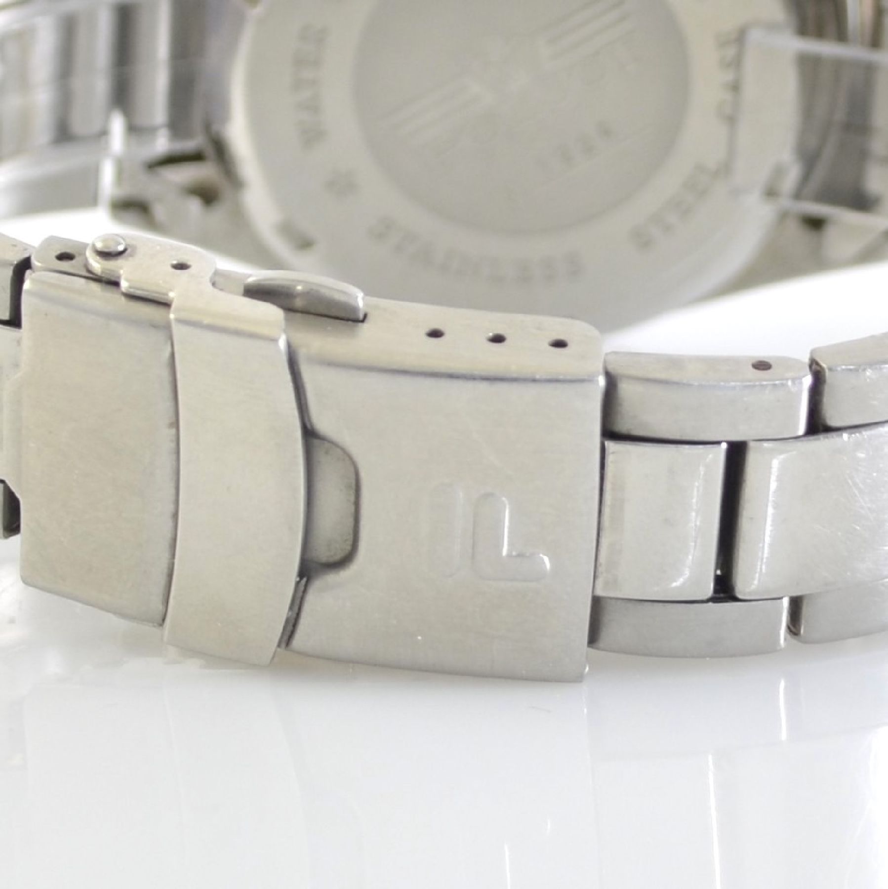 Detail d: POLJOT Armbandchronograph, Russland um 1998, Handaufzug, Edelstahlgeh. inkl. neutr. Gliederband, Boden geschr., Design übernommen aus den 50er ...