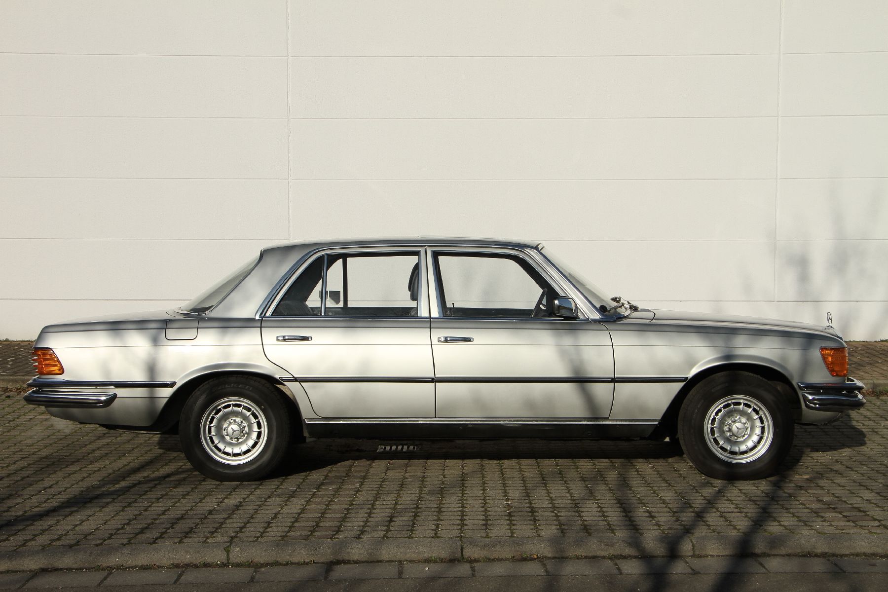 Detail b: Mercedes-Benz 280S Limousine, Fahrgestellnummer: 11602010089338, EZ 08/1977, 2 Hand, Laufleistung 54.371 km abgelesen, HU 06/2020, H-Zulassung, 114 ...