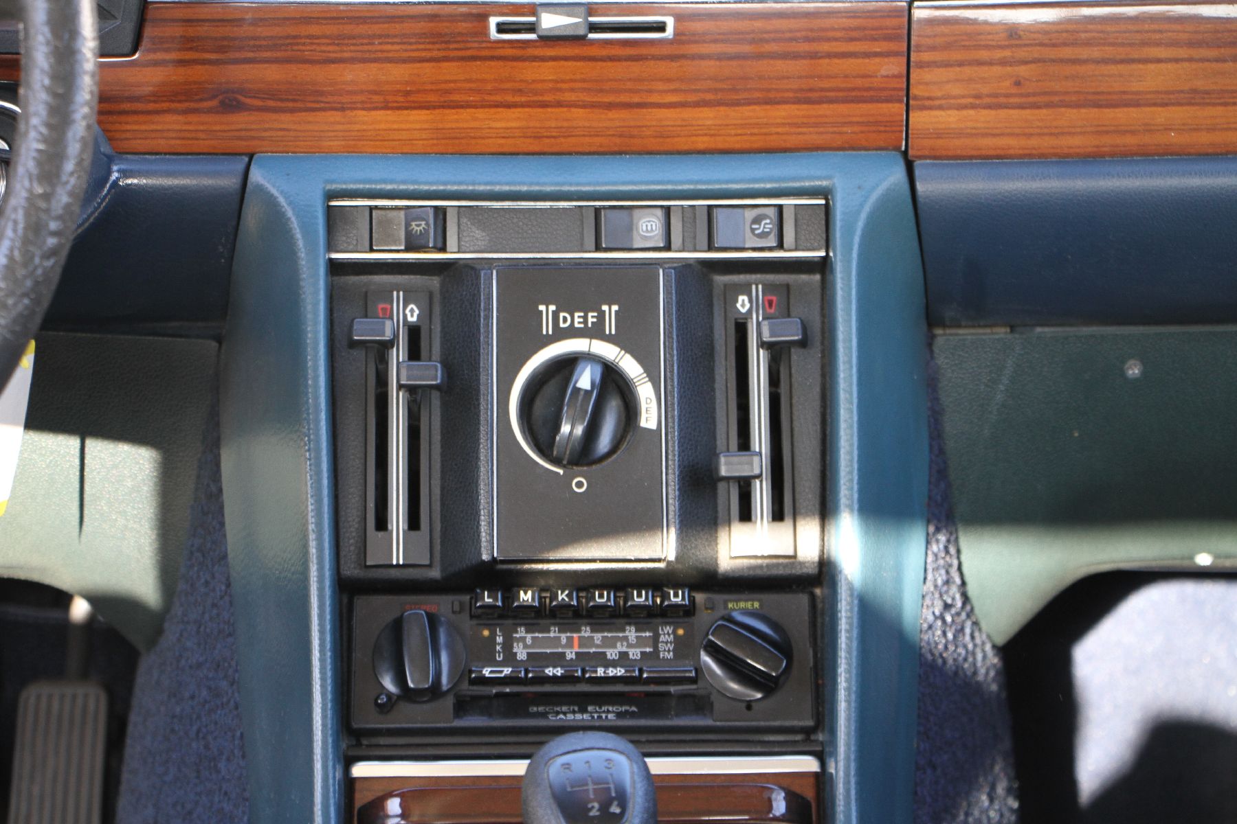 Detail j: Mercedes-Benz 280S Limousine, Fahrgestellnummer: 11602010089338, EZ 08/1977, 2 Hand, Laufleistung 54.371 km abgelesen, HU 06/2020, H-Zulassung, 114 ...