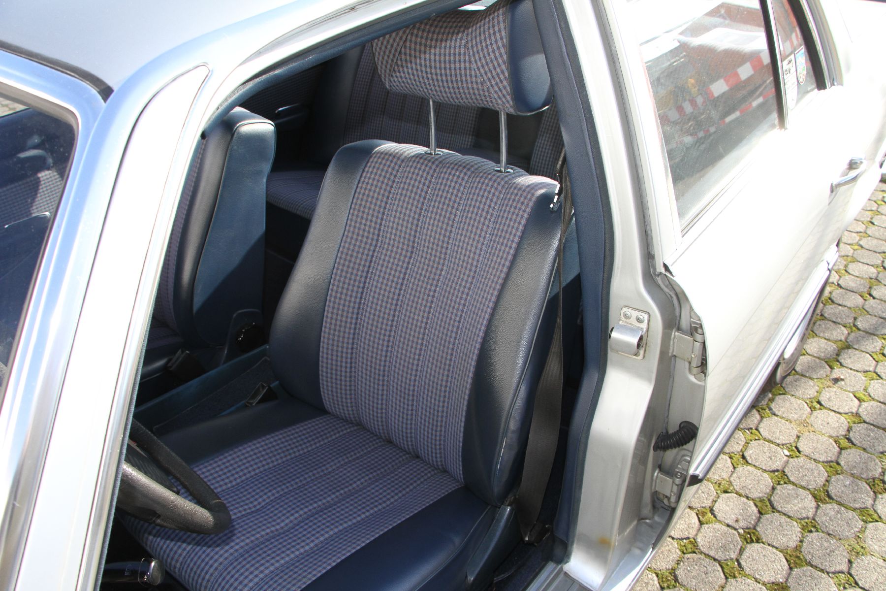 Detail l: Mercedes-Benz 280S Limousine, Fahrgestellnummer: 11602010089338, EZ 08/1977, 2 Hand, Laufleistung 54.371 km abgelesen, HU 06/2020, H-Zulassung, 114 ...
