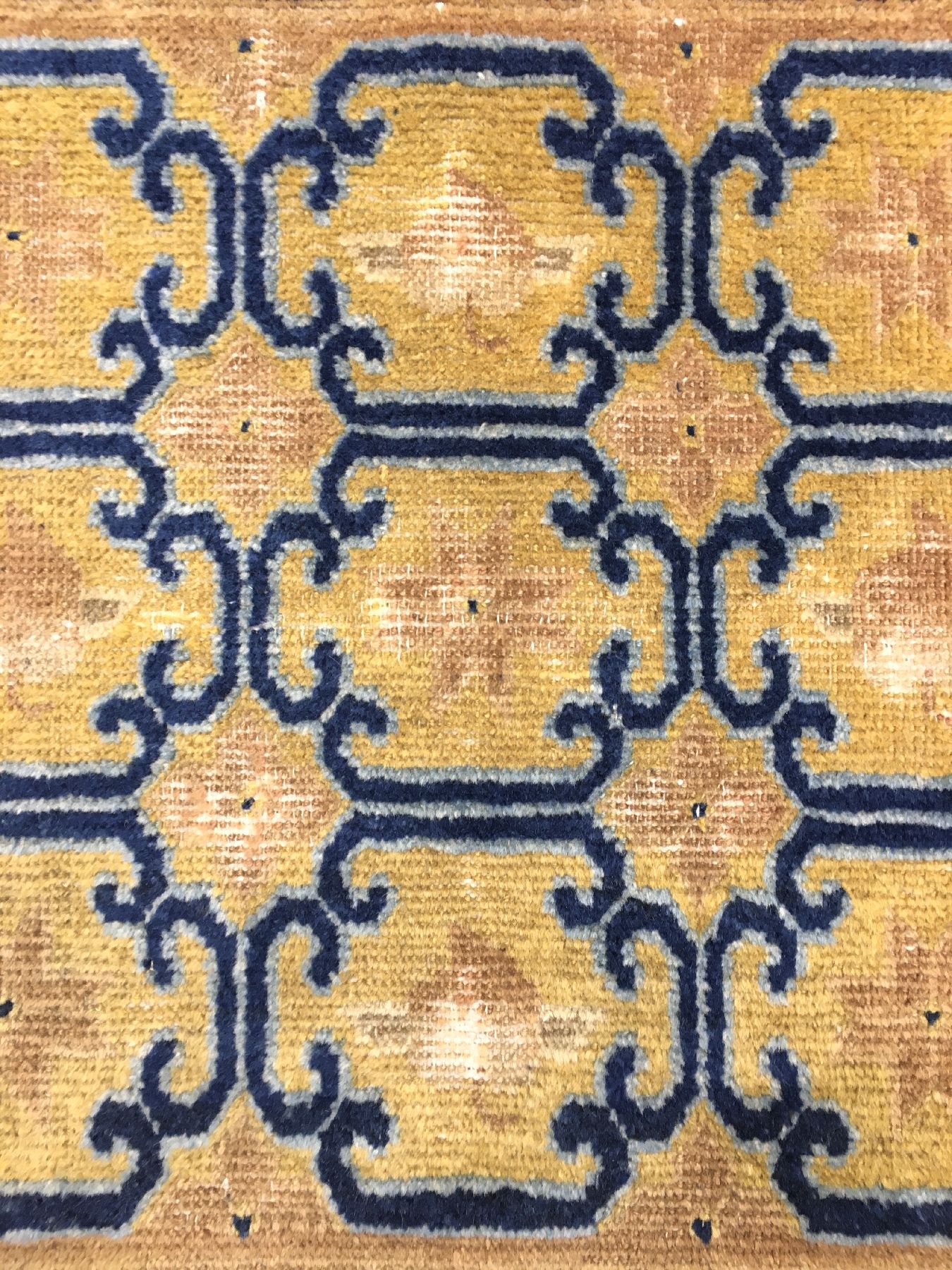 Detail c: Früher Ning-Hsia "Meditations-Teppich" antik, Westchina, 18.Jhd., Wolle geknüpft auf Baumwolle. Gelbe Meditations-Matte gefertigt für ...