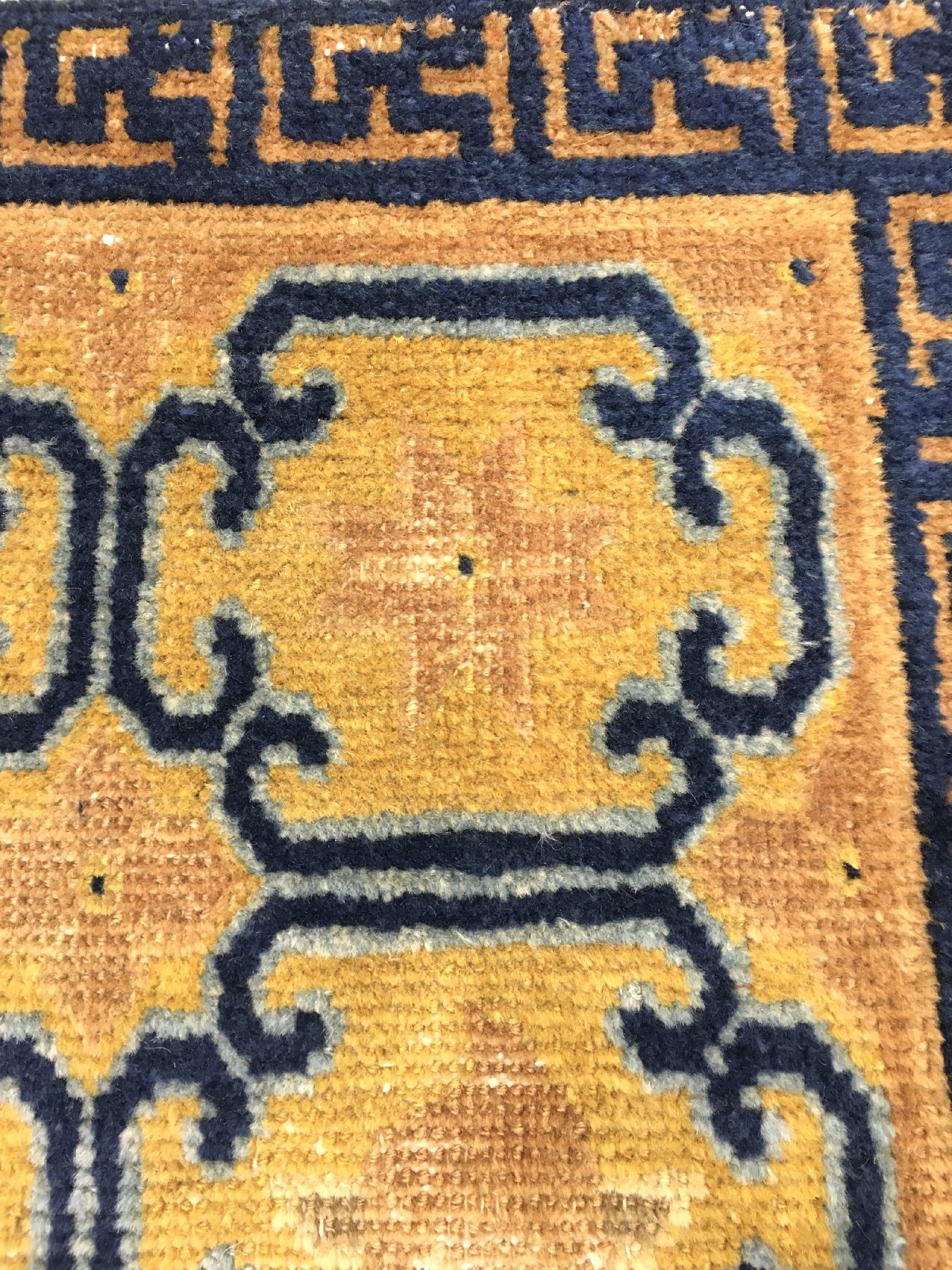 Detail e: Früher Ning-Hsia "Meditations-Teppich" antik, Westchina, 18.Jhd., Wolle geknüpft auf Baumwolle. Gelbe Meditations-Matte gefertigt für ...
