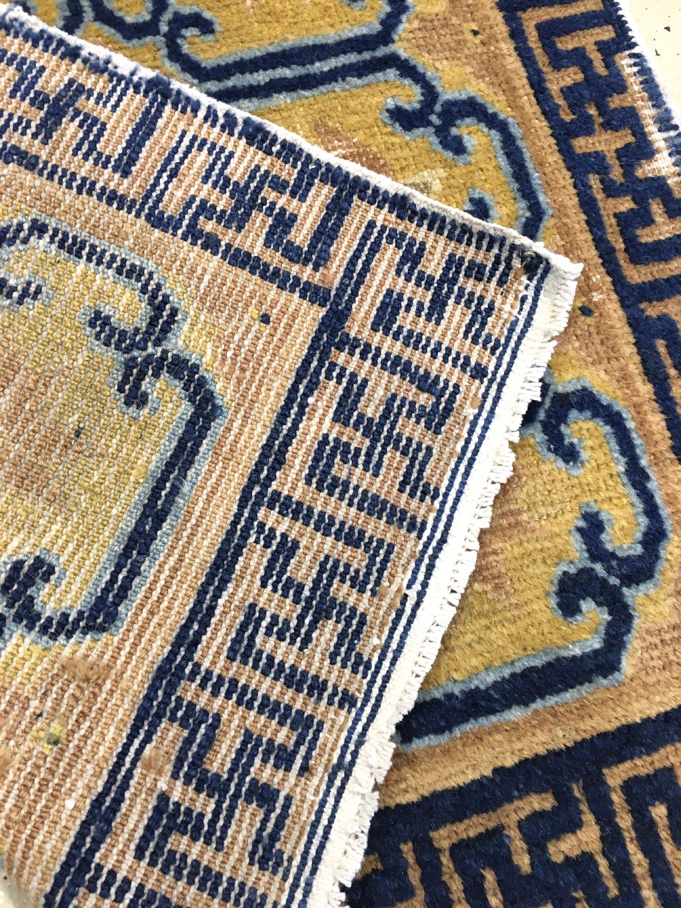 Detail f: Früher Ning-Hsia "Meditations-Teppich" antik, Westchina, 18.Jhd., Wolle geknüpft auf Baumwolle. Gelbe Meditations-Matte gefertigt für ...