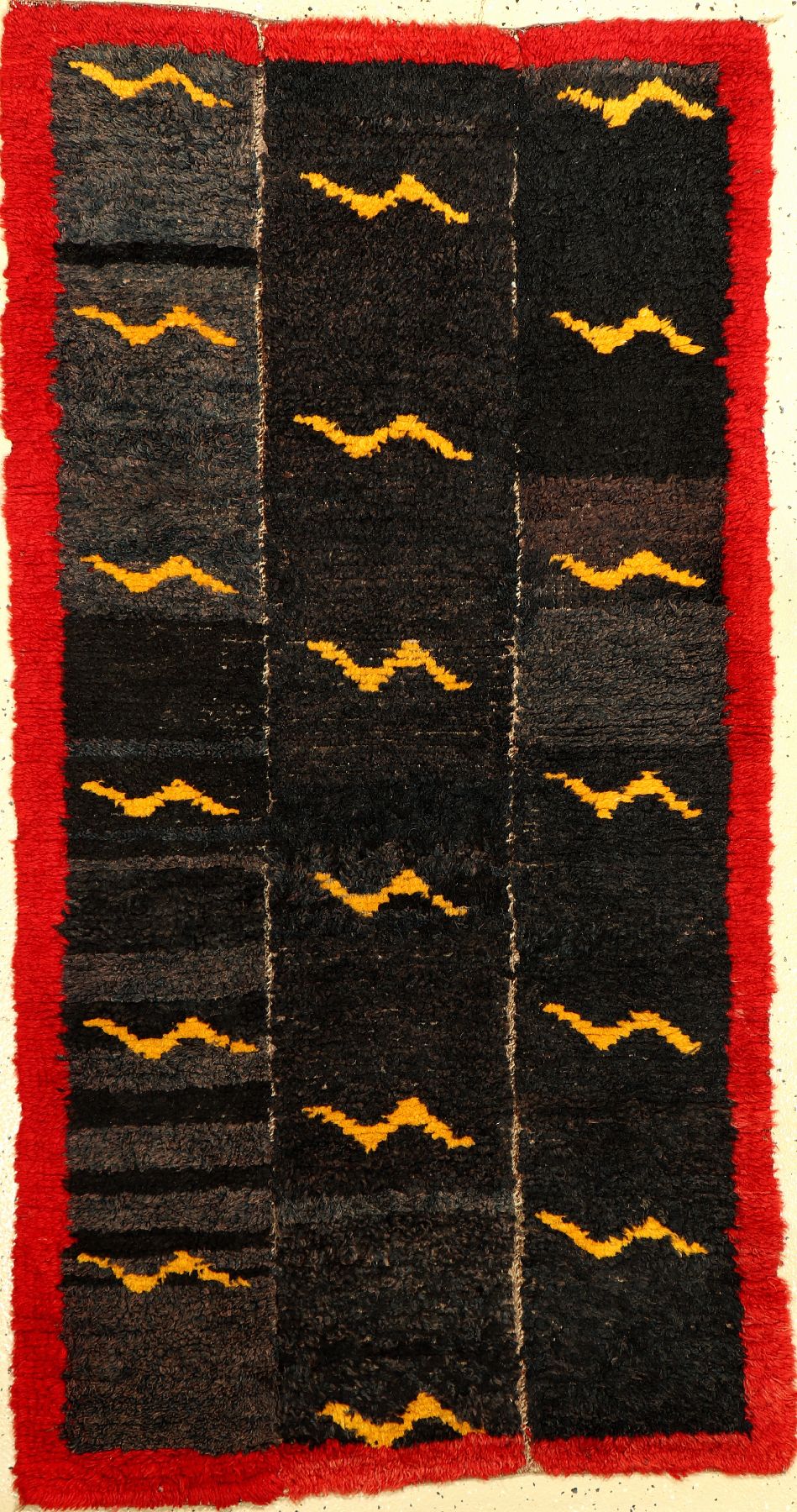 Feiner Tsukdruk "Tigerteppich" antik, Südtibet, um 1900/1910, Wolle in drei Bahnen geknüpft auf Wolle. Rarer feiner Tsukdruk mit ...