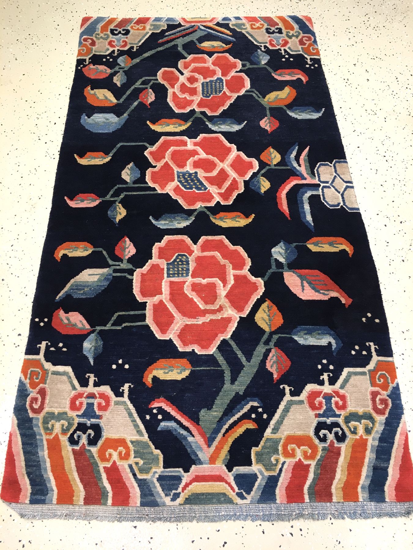 Detail a: Schigatse "Khaden" alt (Päonien), Südtibet, um 1920, Wolle geknüpft auf Wolle. Seltener und hochdekorativer tibetischer Khaden mit ...