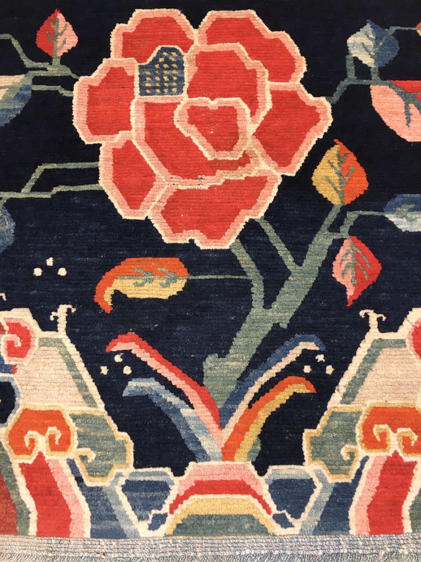 Detail c: Schigatse "Khaden" alt (Päonien), Südtibet, um 1920, Wolle geknüpft auf Wolle. Seltener und hochdekorativer tibetischer Khaden mit ...