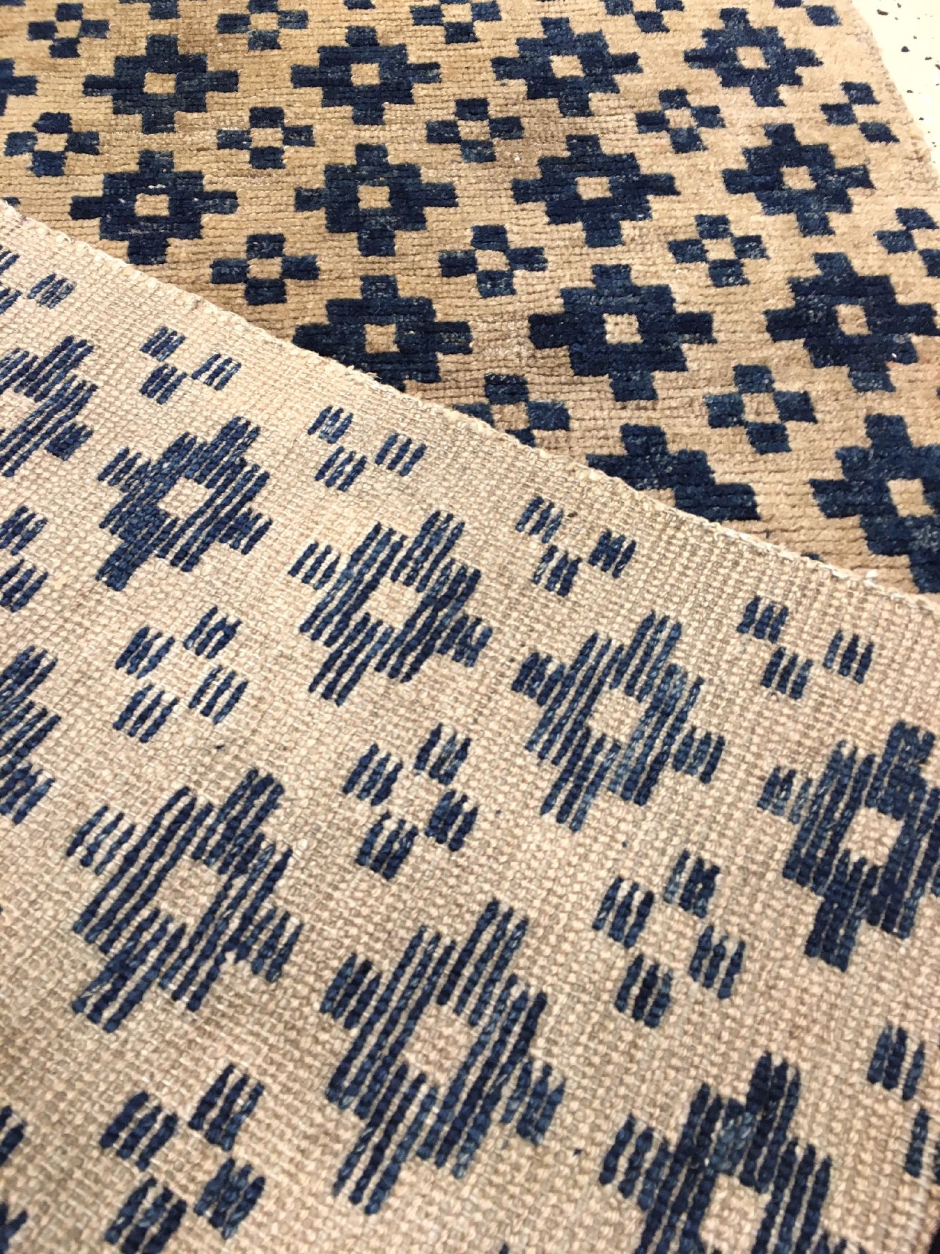 Detail f: Gyantse "Meditations-Teppich" antik, Südtibet, Ende 19.Jhd., Wolle geknüpft auf Wolle. Tibetischer Meditationsteppich mit Rapport Muster ...