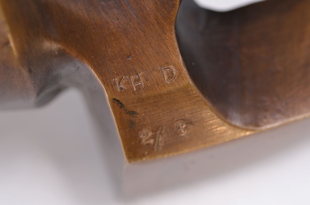 Detail a: Bronzeskulptur, monogrammiert KH D, Knoten, ca.11.5 x 17 x 10 cm, 2/8