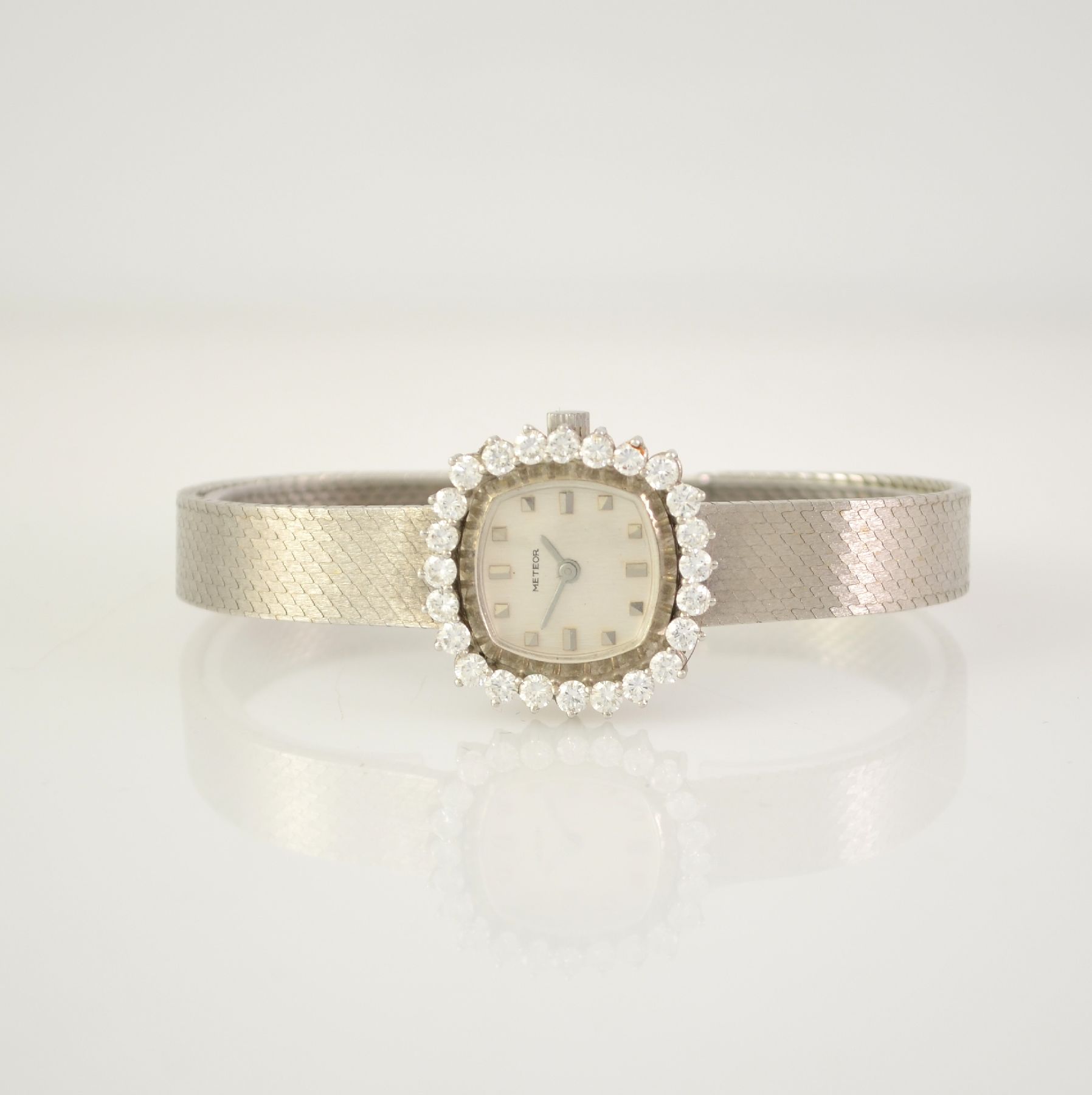 METEOR Damenarmbanduhr in WG 585/000 mit Diamantlünette, Handaufzug, Deutschland um 1965, Boden aufgedr., Diamanten zus. ca. 1,9 ct (1 Stein ...