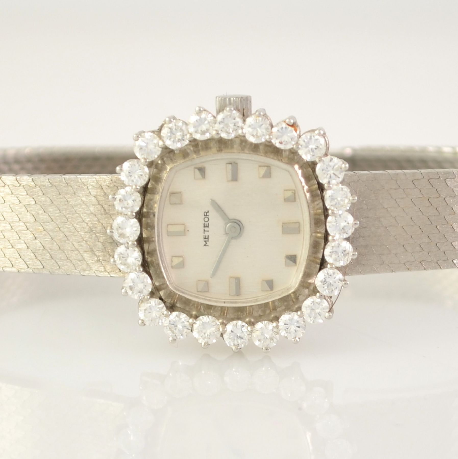 Detail a: METEOR Damenarmbanduhr in WG 585/000 mit Diamantlünette, Handaufzug, Deutschland um 1965, Boden aufgedr., Diamanten zus. ca. 1,9 ct (1 Stein ...