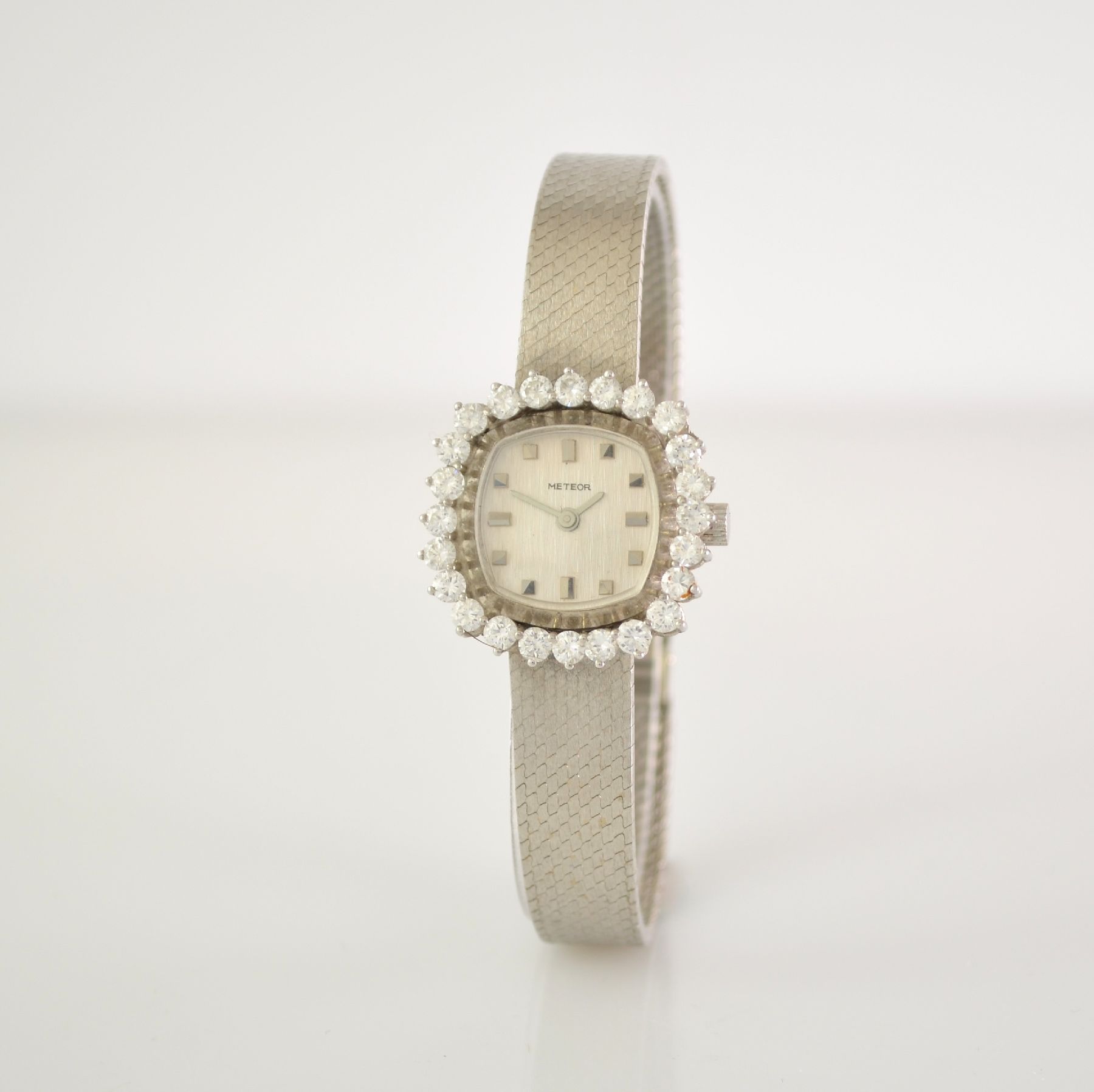 Detail b: METEOR Damenarmbanduhr in WG 585/000 mit Diamantlünette, Handaufzug, Deutschland um 1965, Boden aufgedr., Diamanten zus. ca. 1,9 ct (1 Stein ...