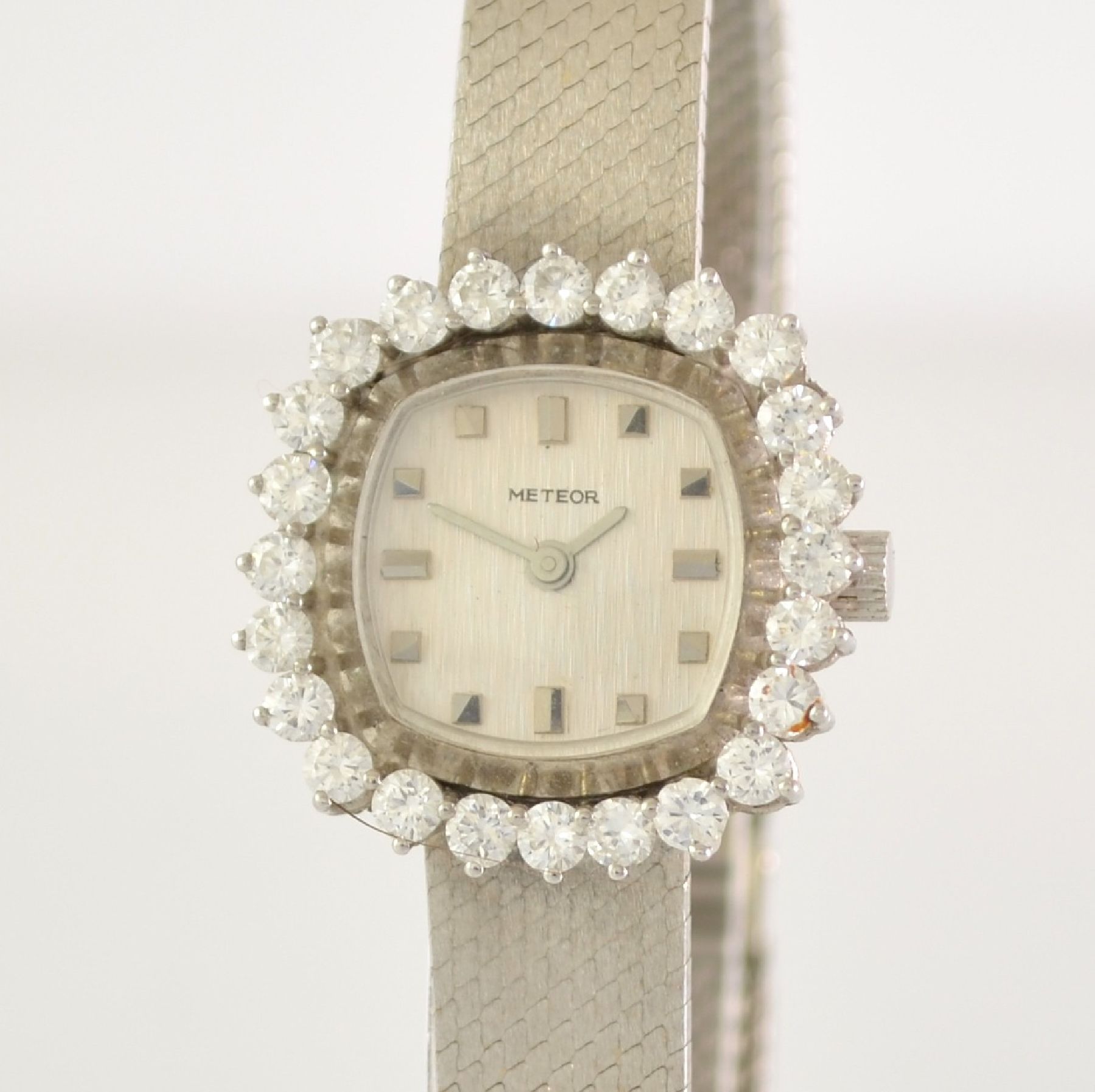 Detail c: METEOR Damenarmbanduhr in WG 585/000 mit Diamantlünette, Handaufzug, Deutschland um 1965, Boden aufgedr., Diamanten zus. ca. 1,9 ct (1 Stein ...