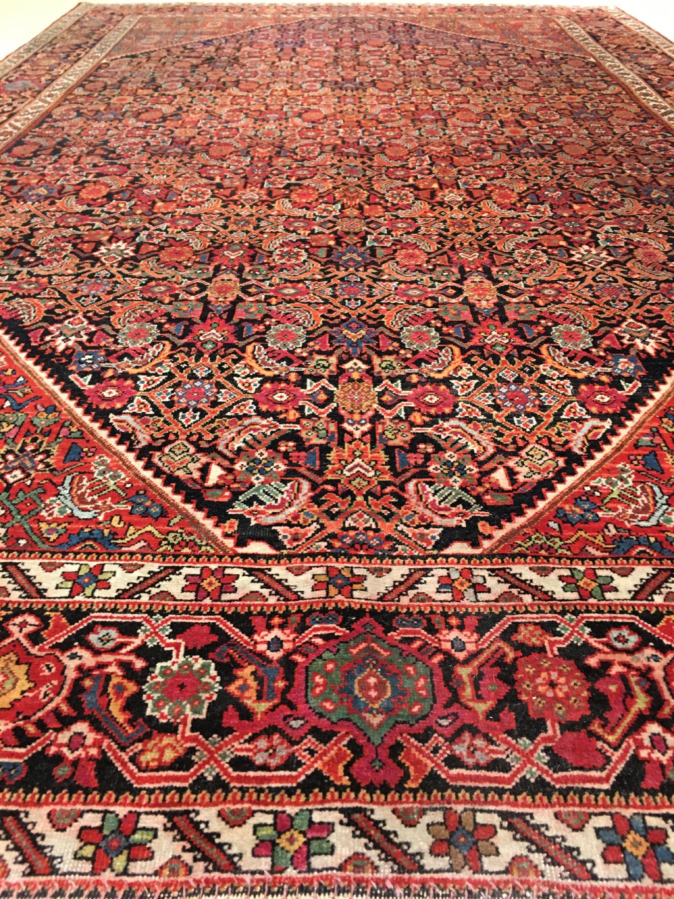 Detail b: Feiner Farahan antik, Westpersien, Ende 19.Jhd., Korkwolle geknüpft auf Baumwolle. Feine Farahan Qualität mit reich an erstklassigen Naturfarben. ...